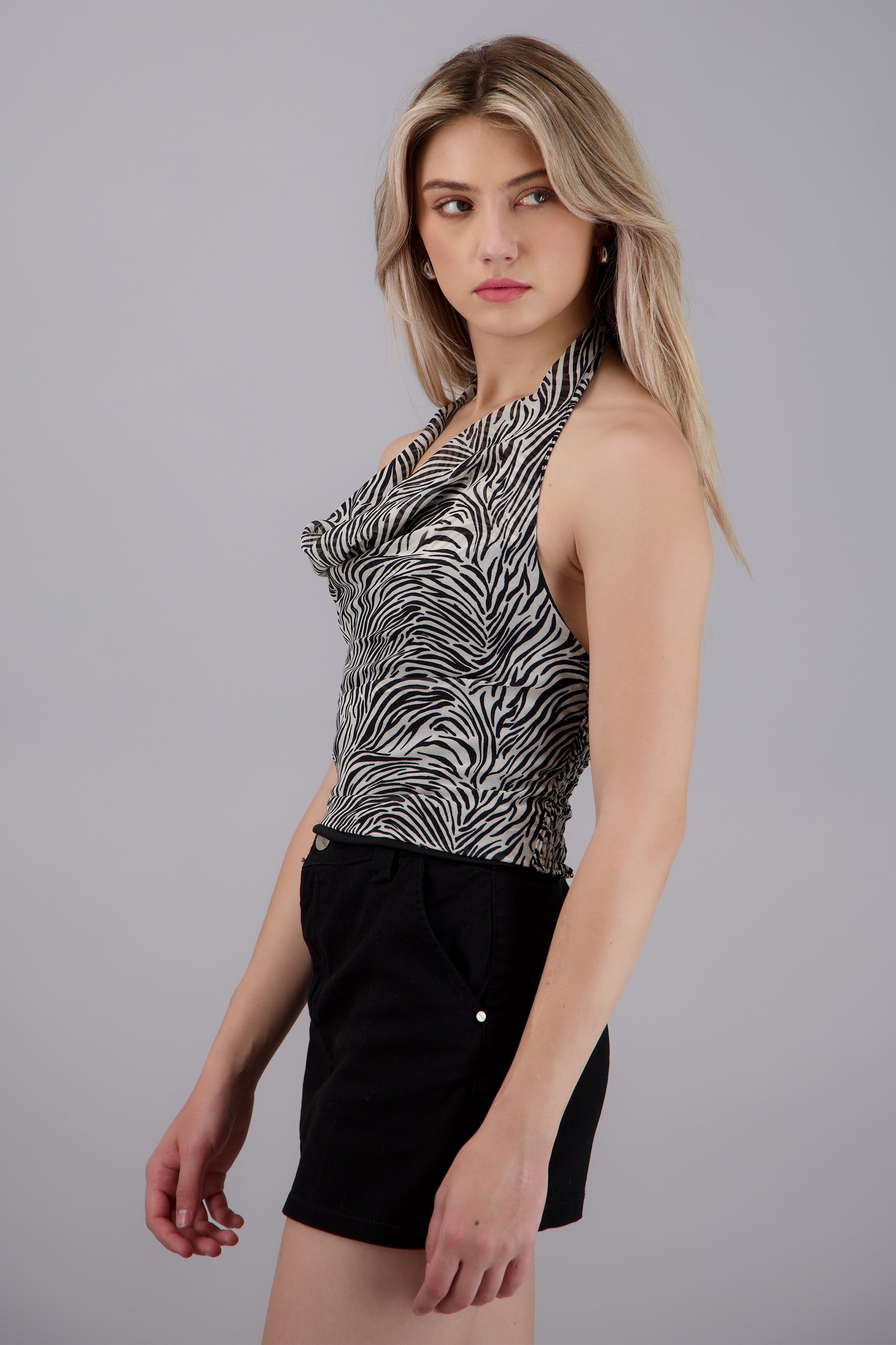 Top halter escote cascada estampado animal print z NEGRO COMBO