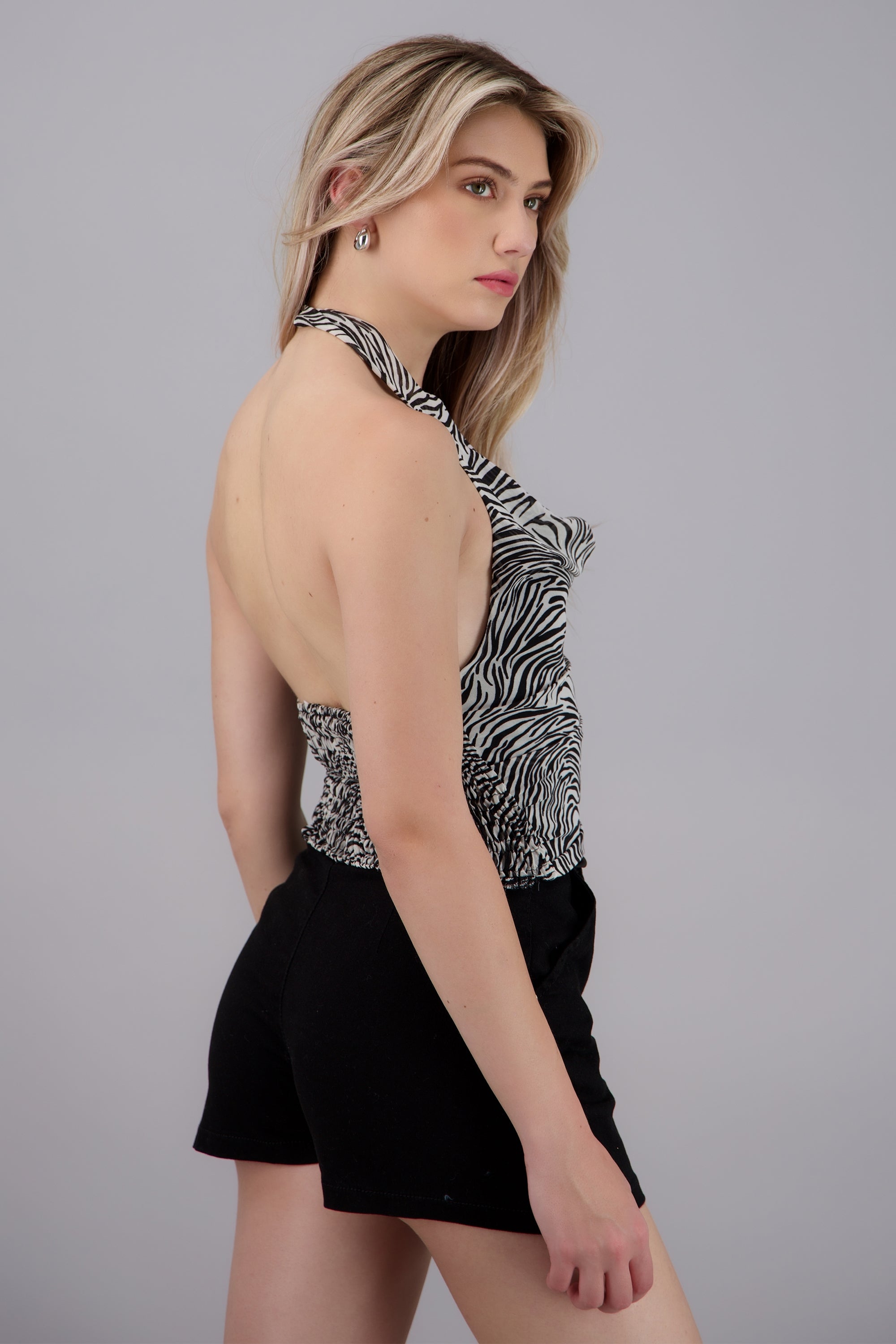Top halter escote cascada estampado animal print z NEGRO COMBO