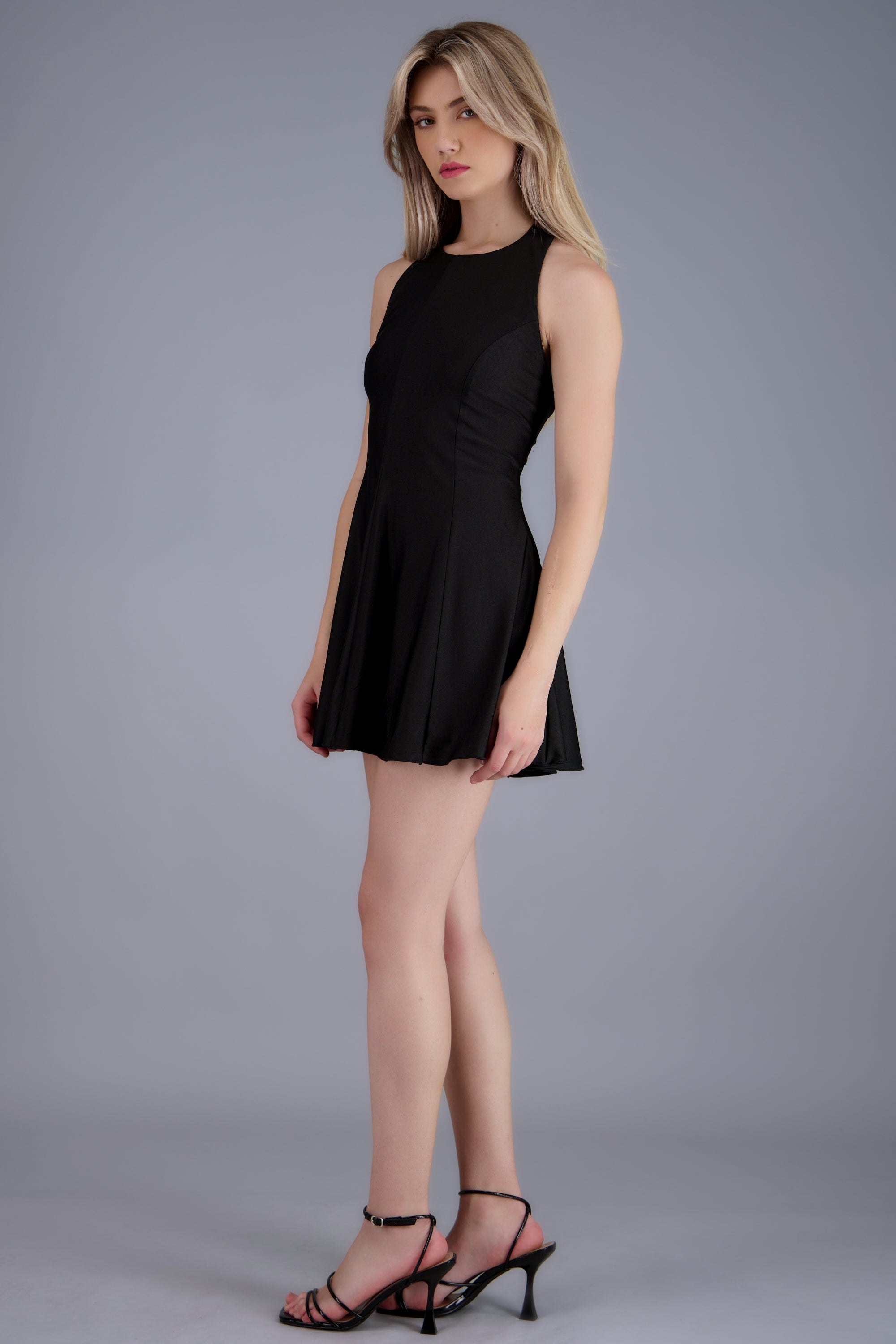 Vestido mini halter fluido NEGRO