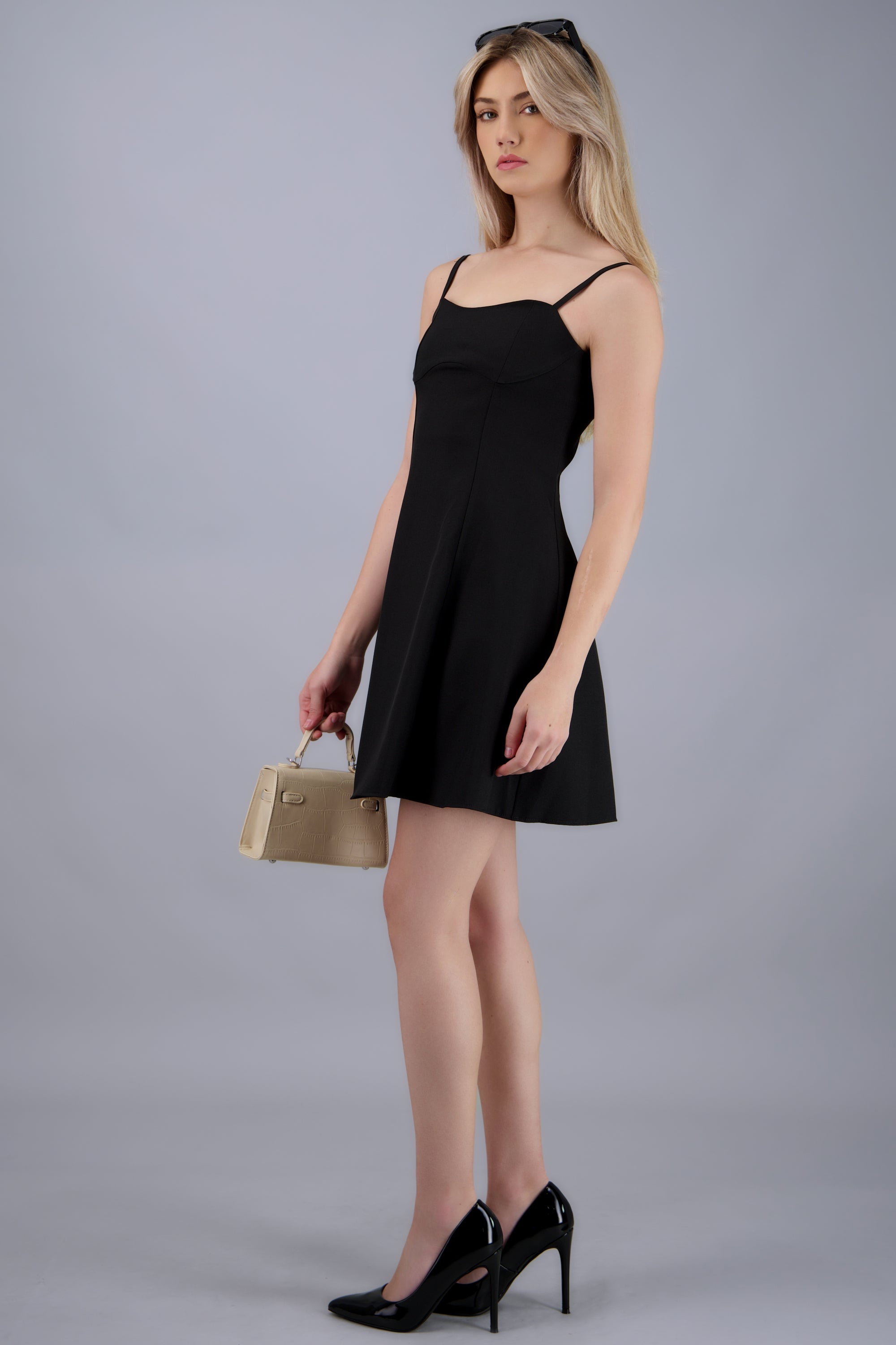 Vestido mini de tirantes con corte en busto NEGRO
