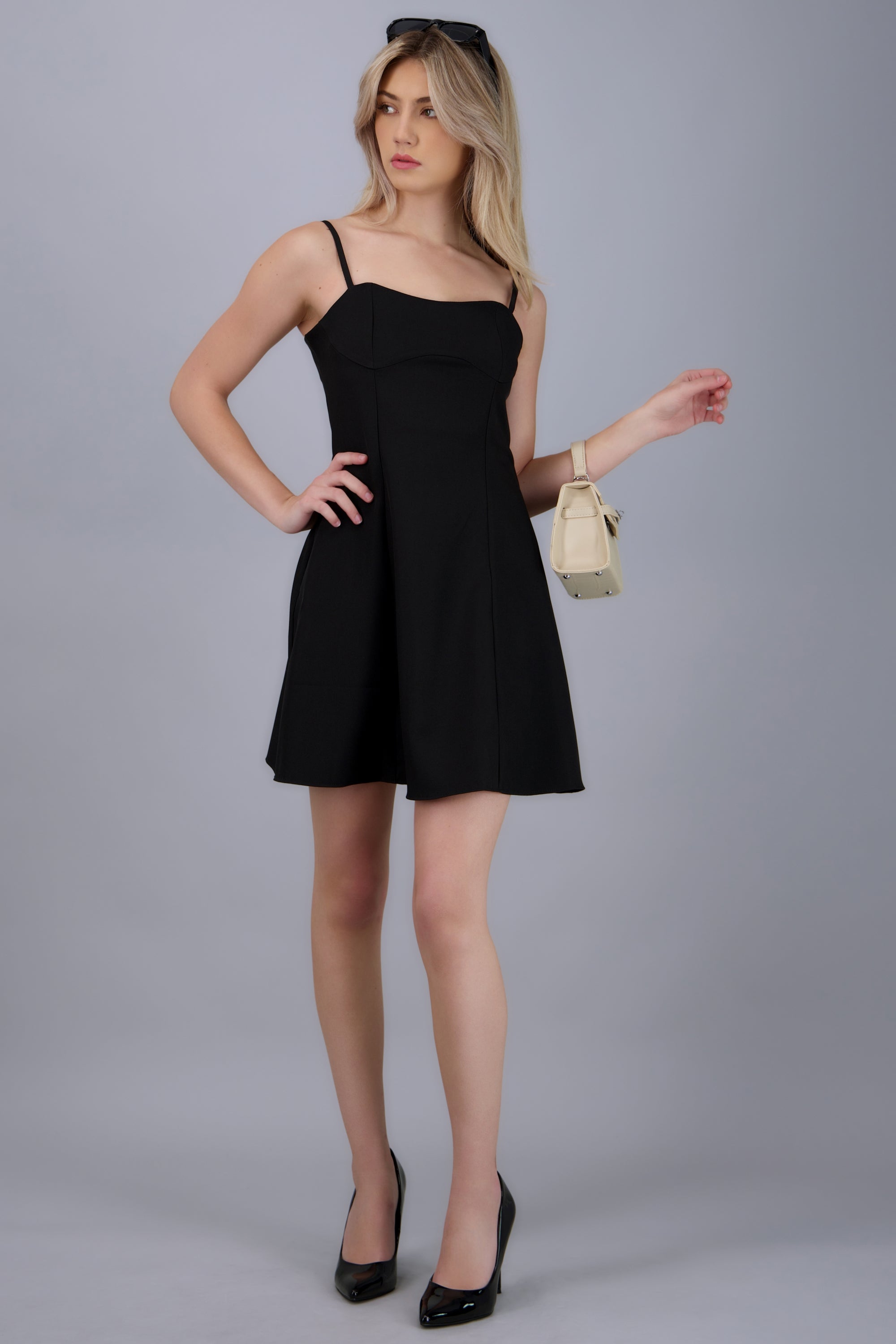 Vestido mini de tirantes con corte en busto NEGRO