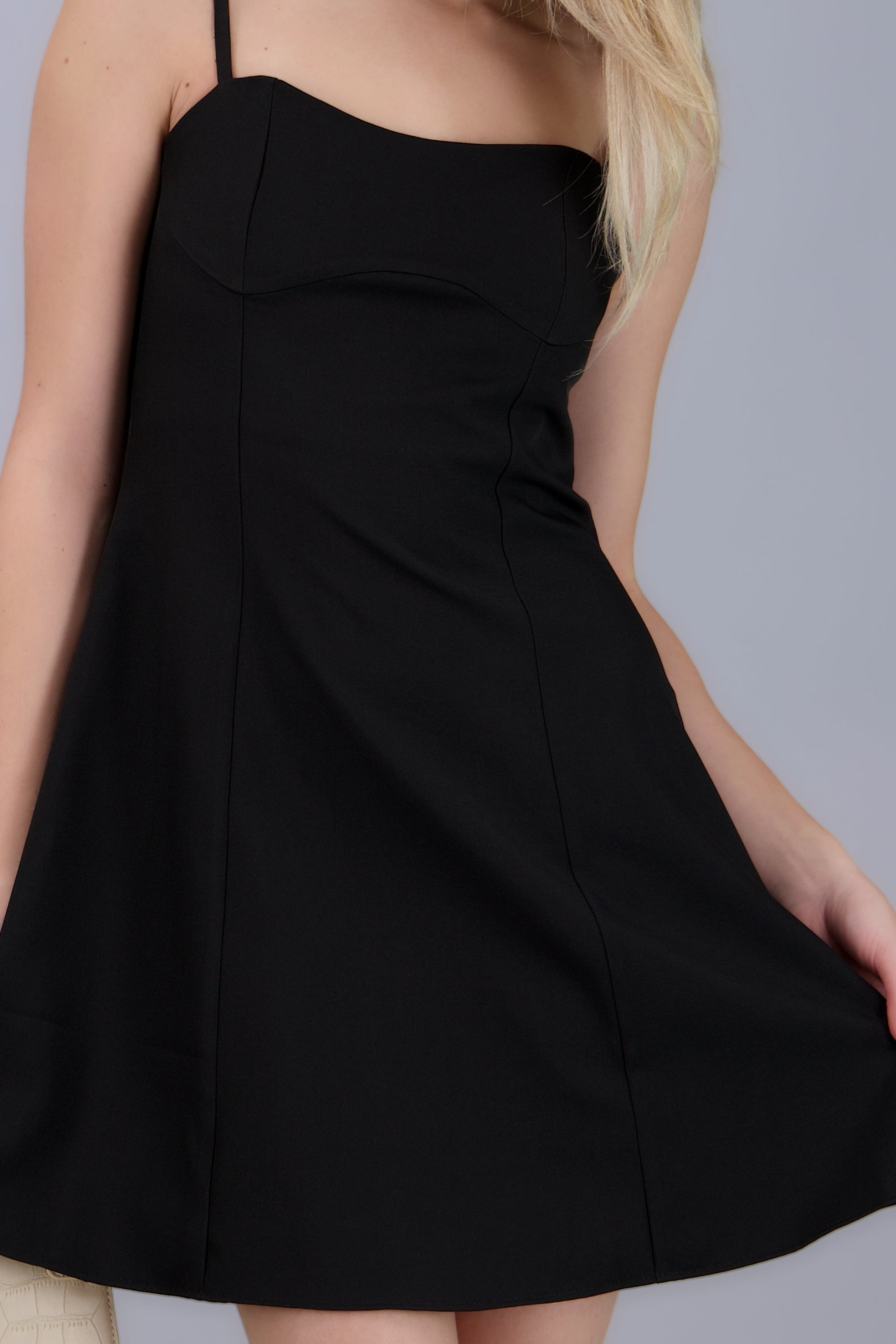 Vestido mini de tirantes con corte en busto NEGRO