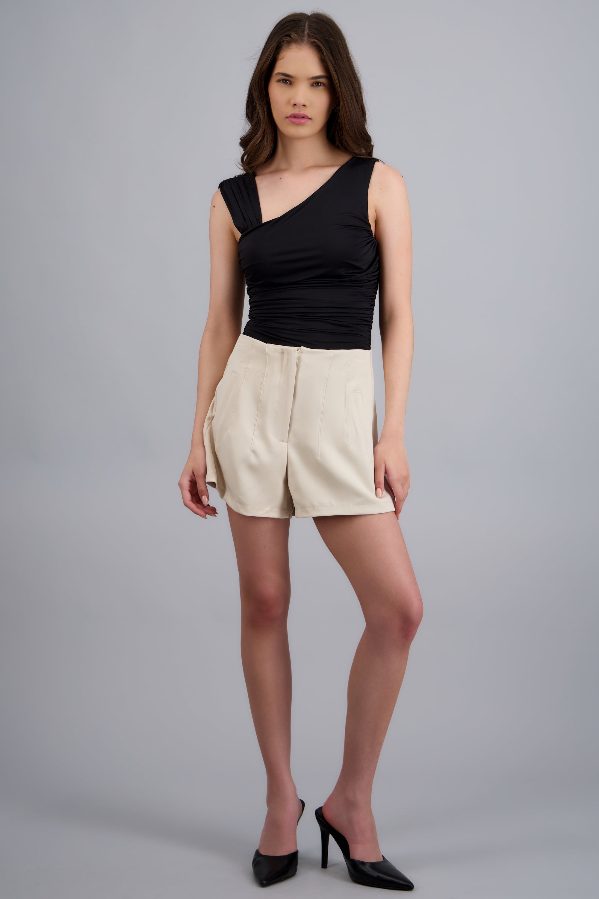 Short liso detalle pinzas BEIGE