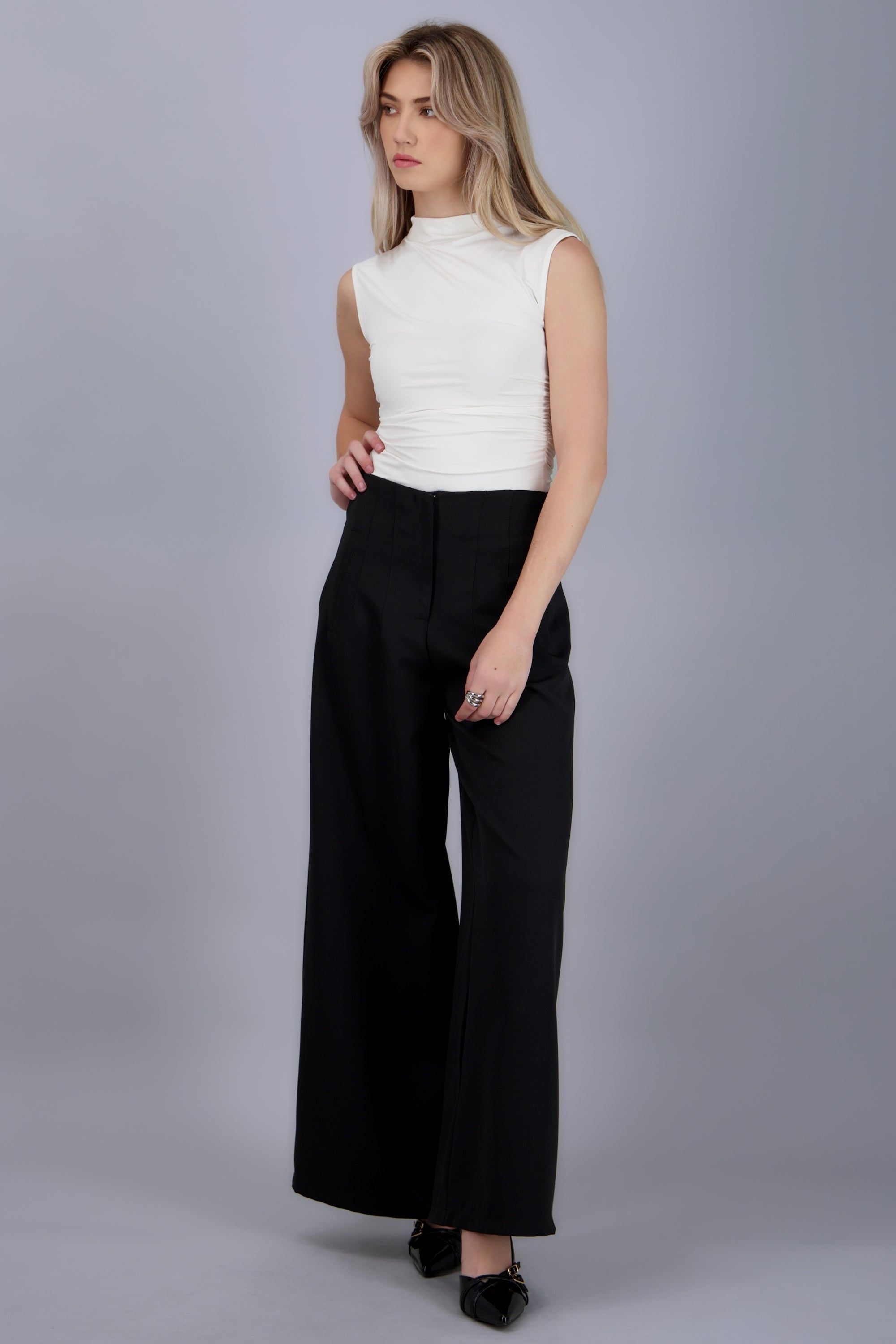 Pantalon amplio detalla pinzas NEGRO