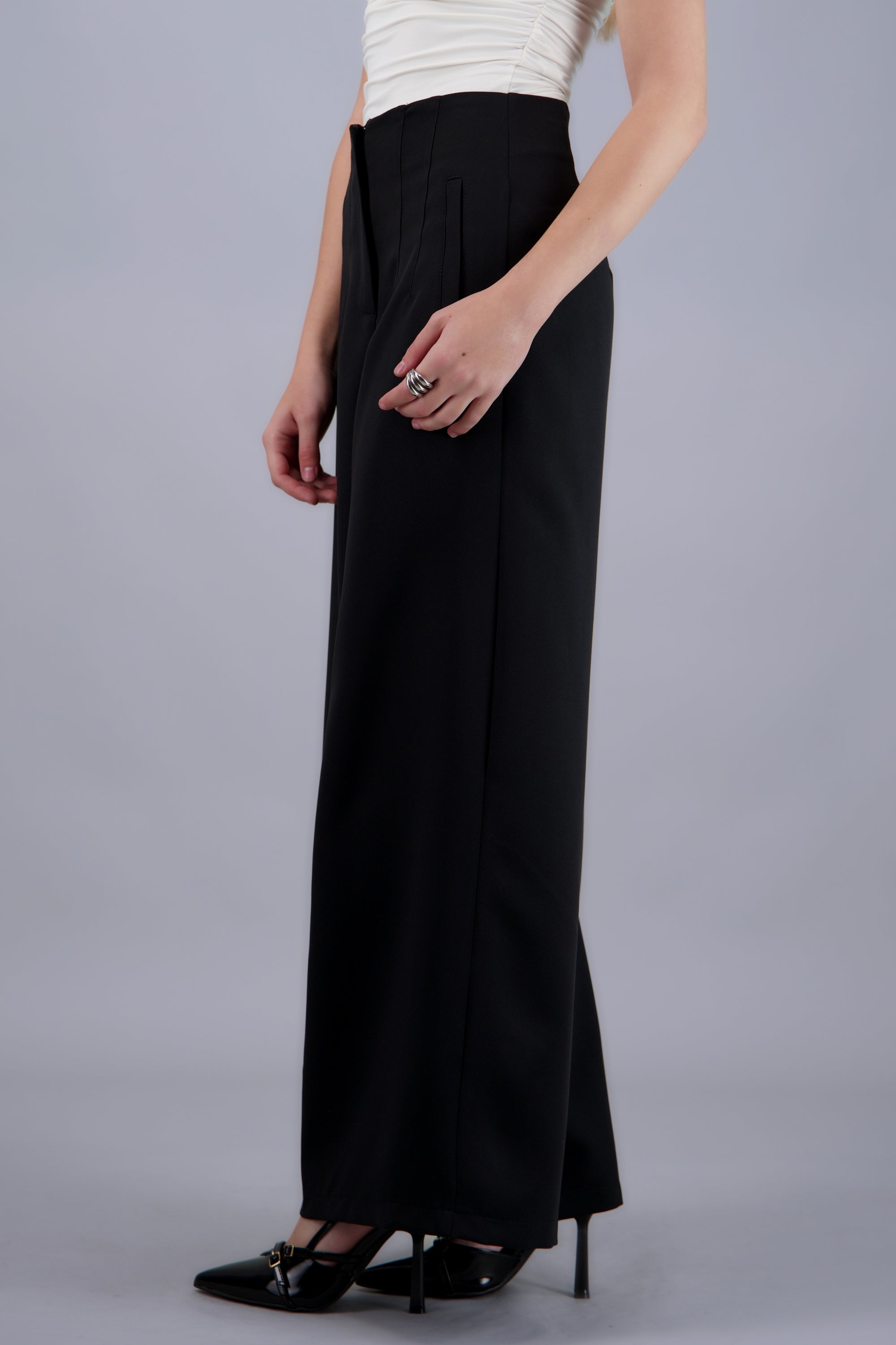 Pantalon amplio detalla pinzas NEGRO