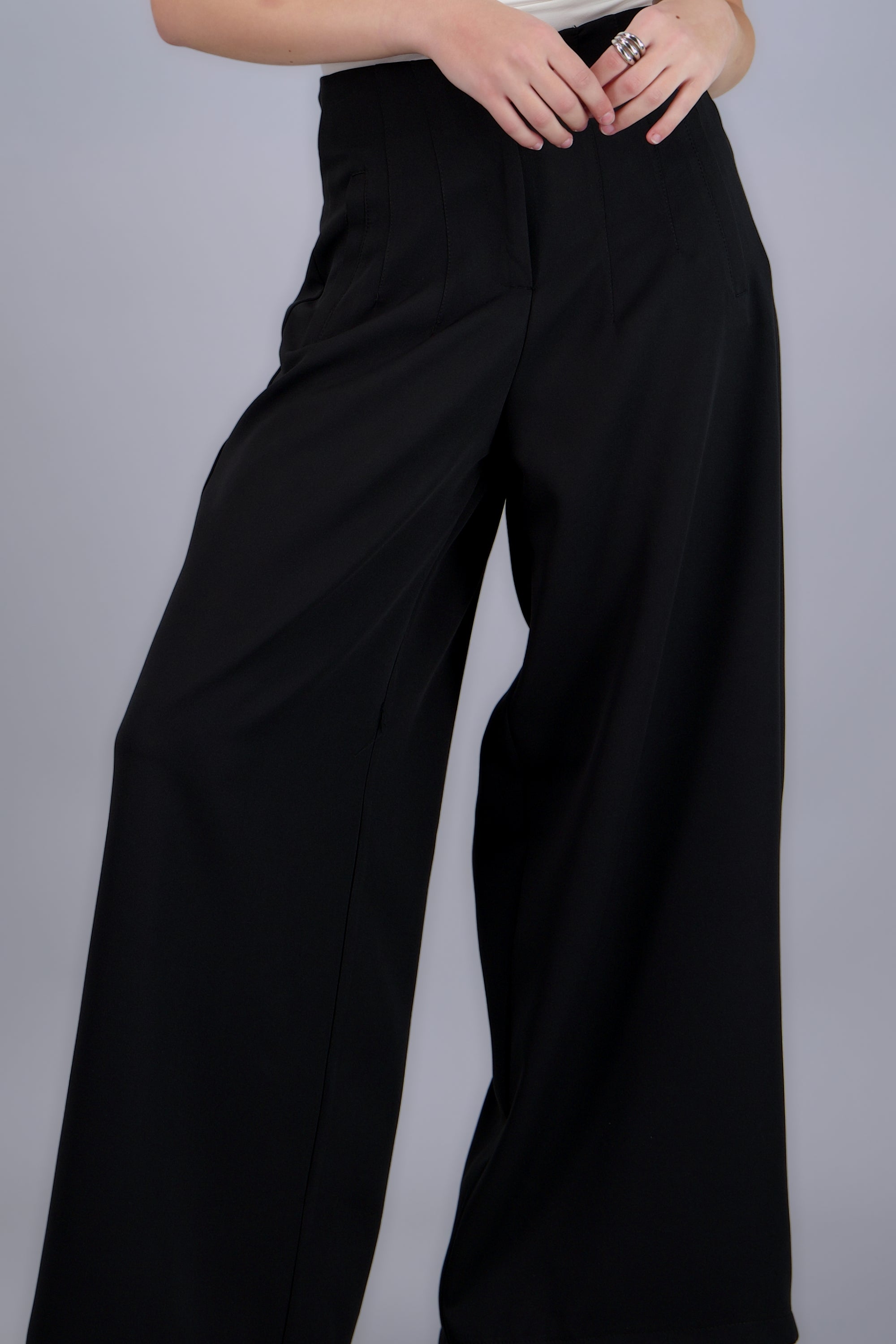 Pantalon amplio detalla pinzas NEGRO