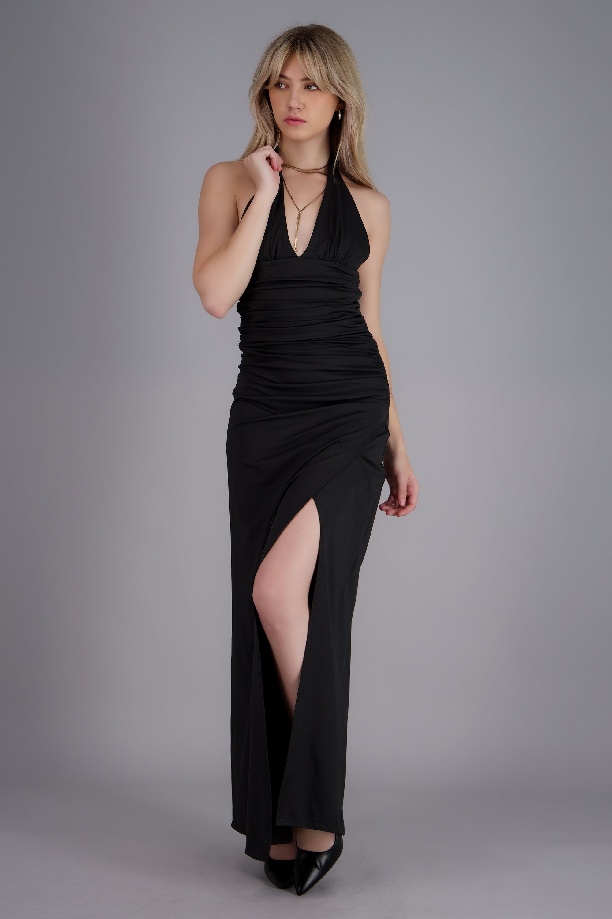Vestido maxi halter detalle drapeado NEGRO