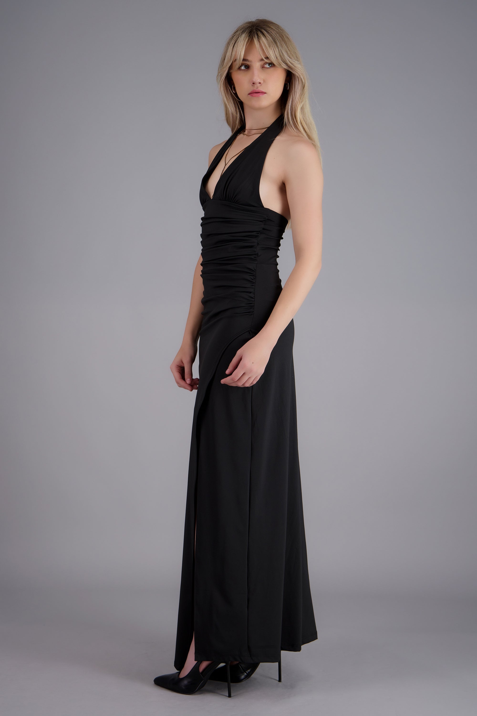 Vestido maxi halter detalle drapeado NEGRO