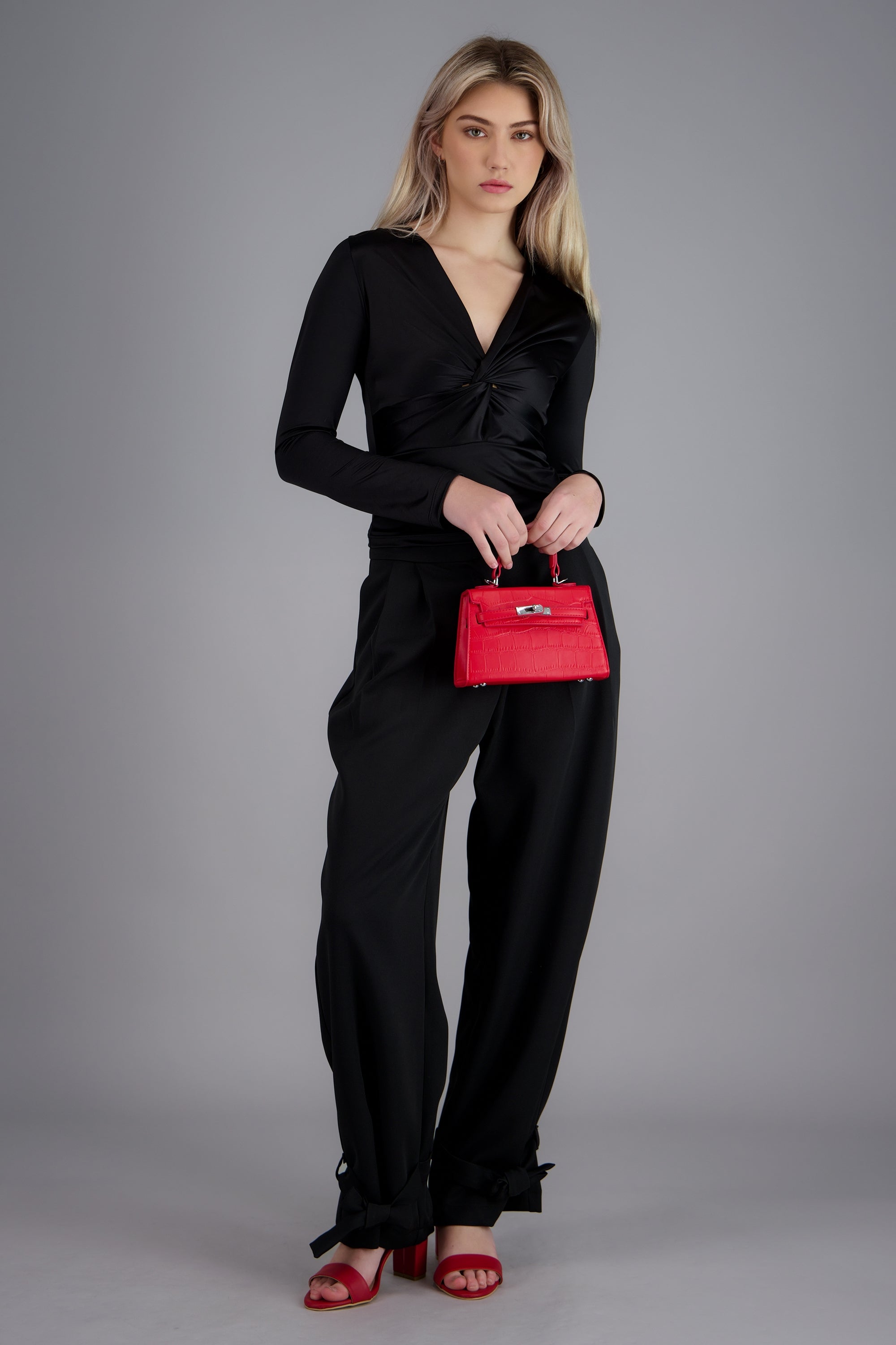 Pantalon liso detalle amarre en tobillos NEGRO