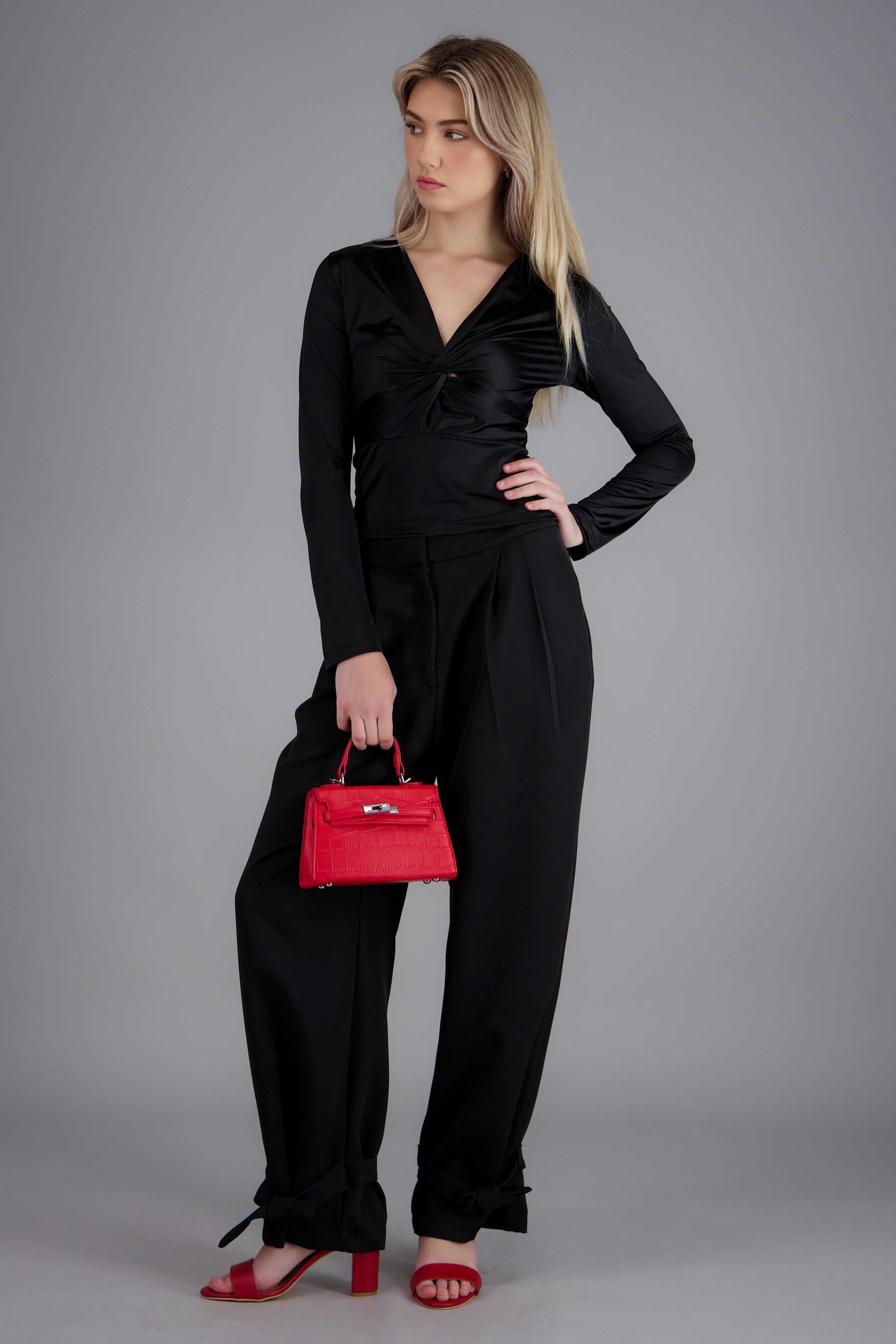 Pantalon liso detalle amarre en tobillos NEGRO