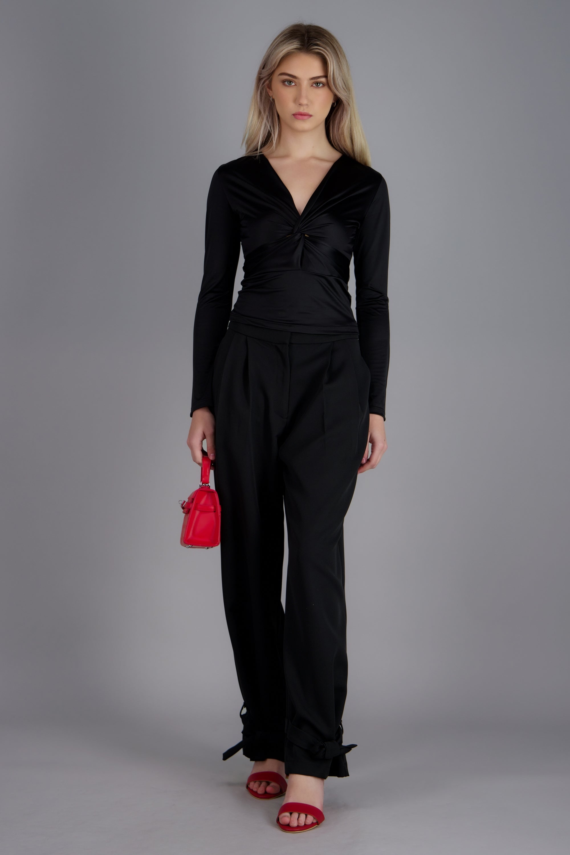 Pantalon liso detalle amarre en tobillos NEGRO