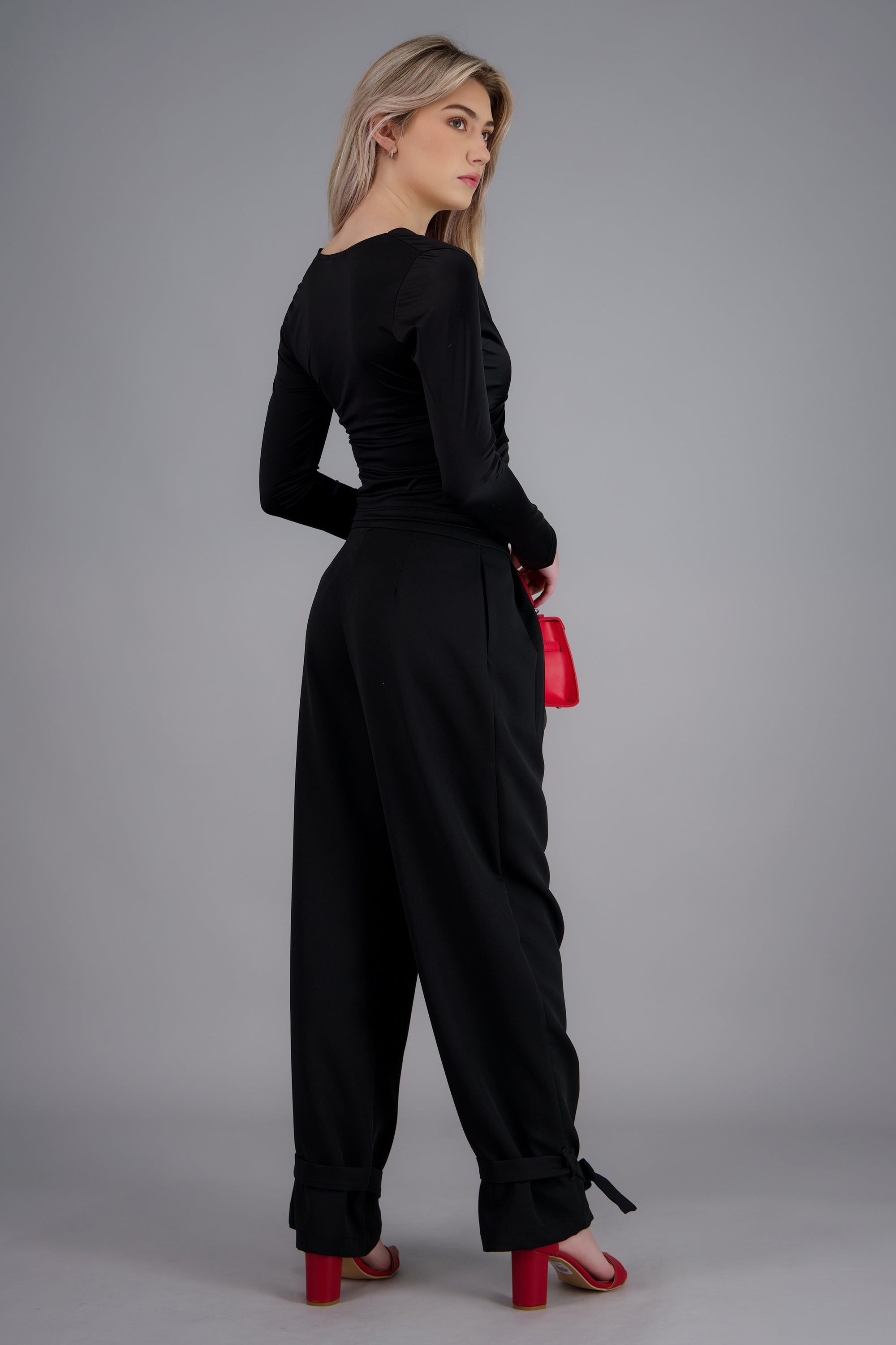 Pantalon liso detalle amarre en tobillos NEGRO