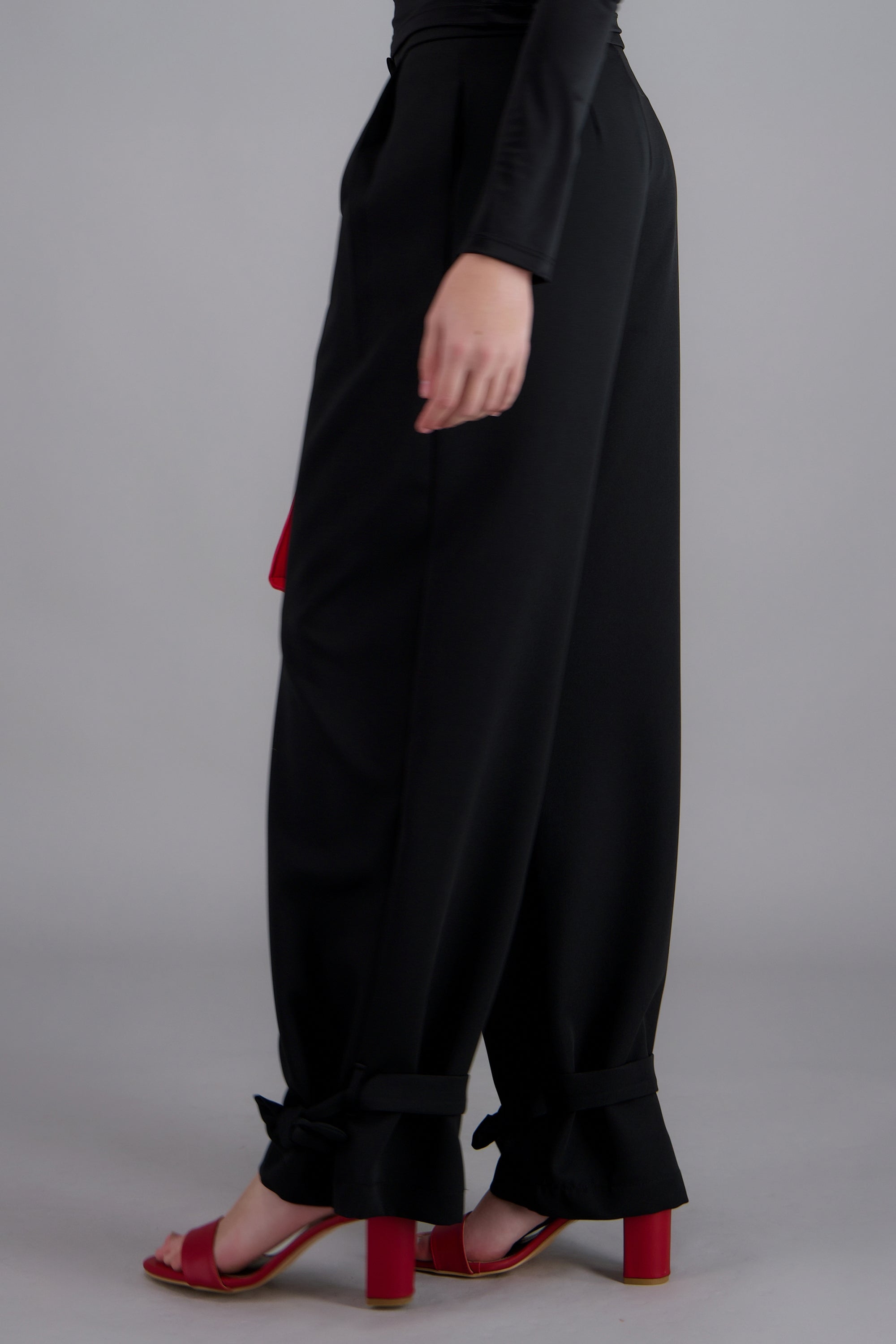 Pantalon liso detalle amarre en tobillos NEGRO