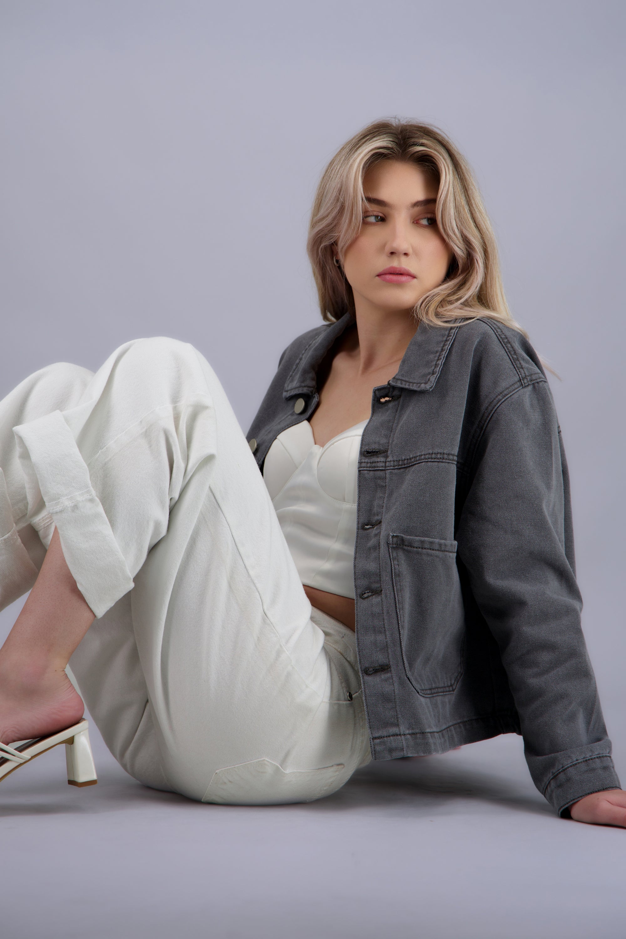 Chamarra cropped bolsas GRIS