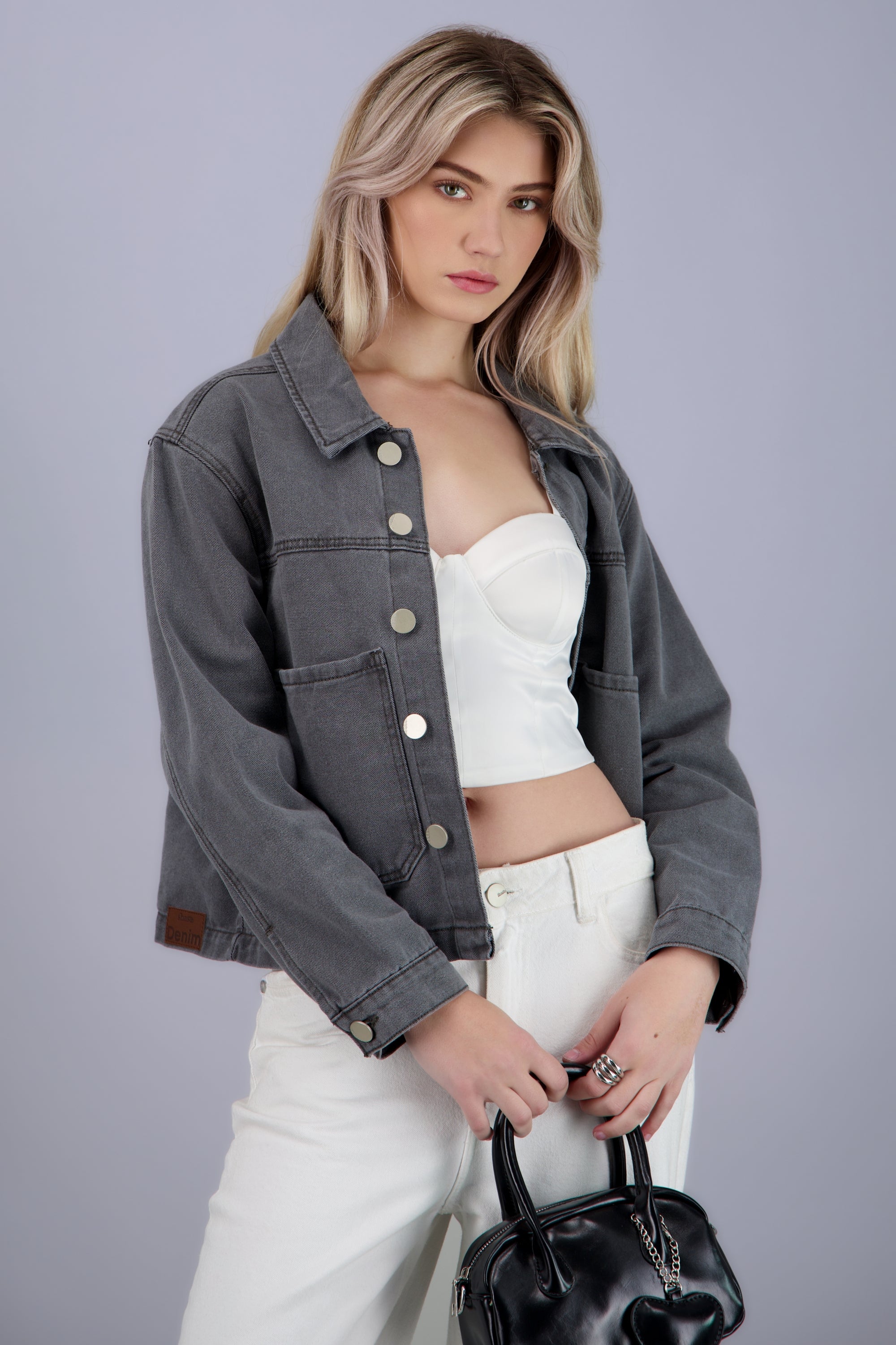 Chamarra cropped bolsas GRIS