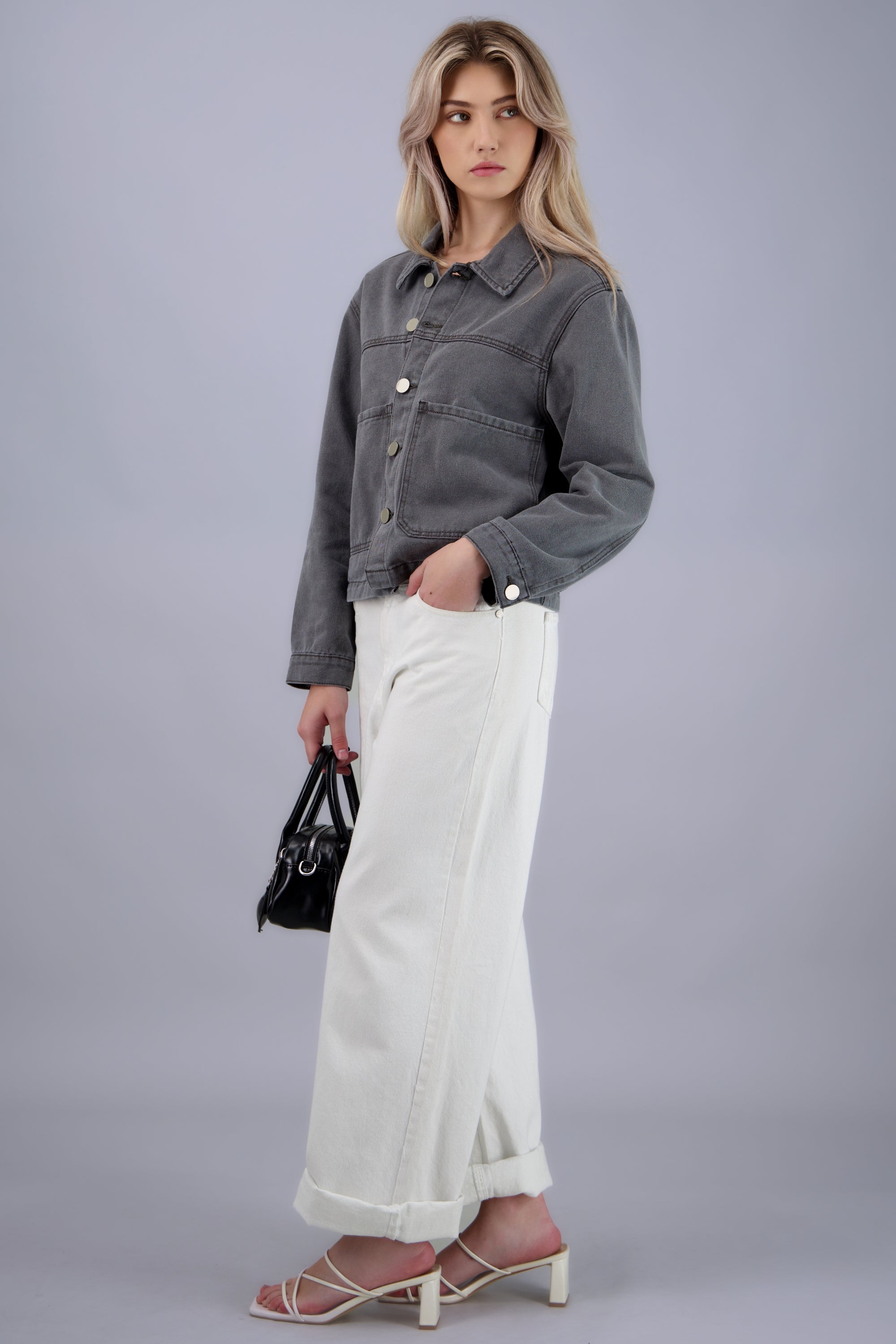 Chamarra cropped bolsas GRIS