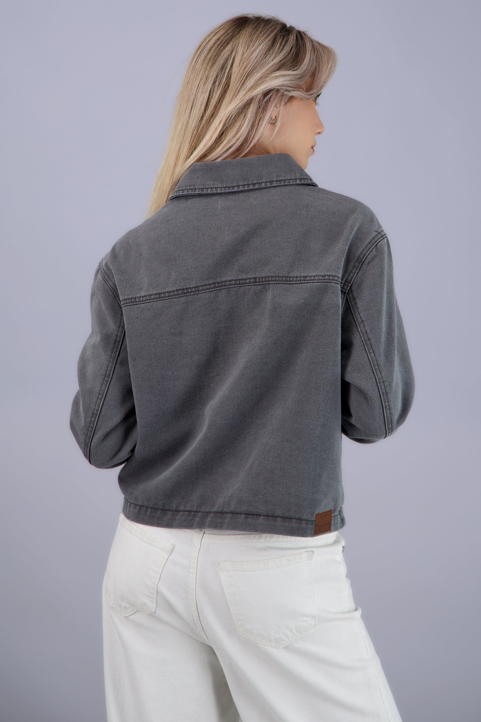 Chamarra cropped bolsas GRIS