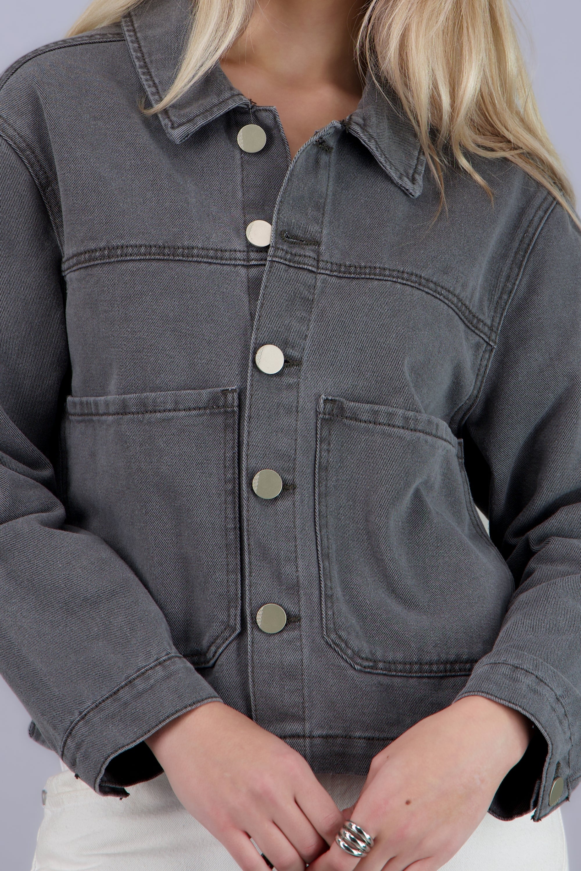 Chamarra cropped bolsas GRIS