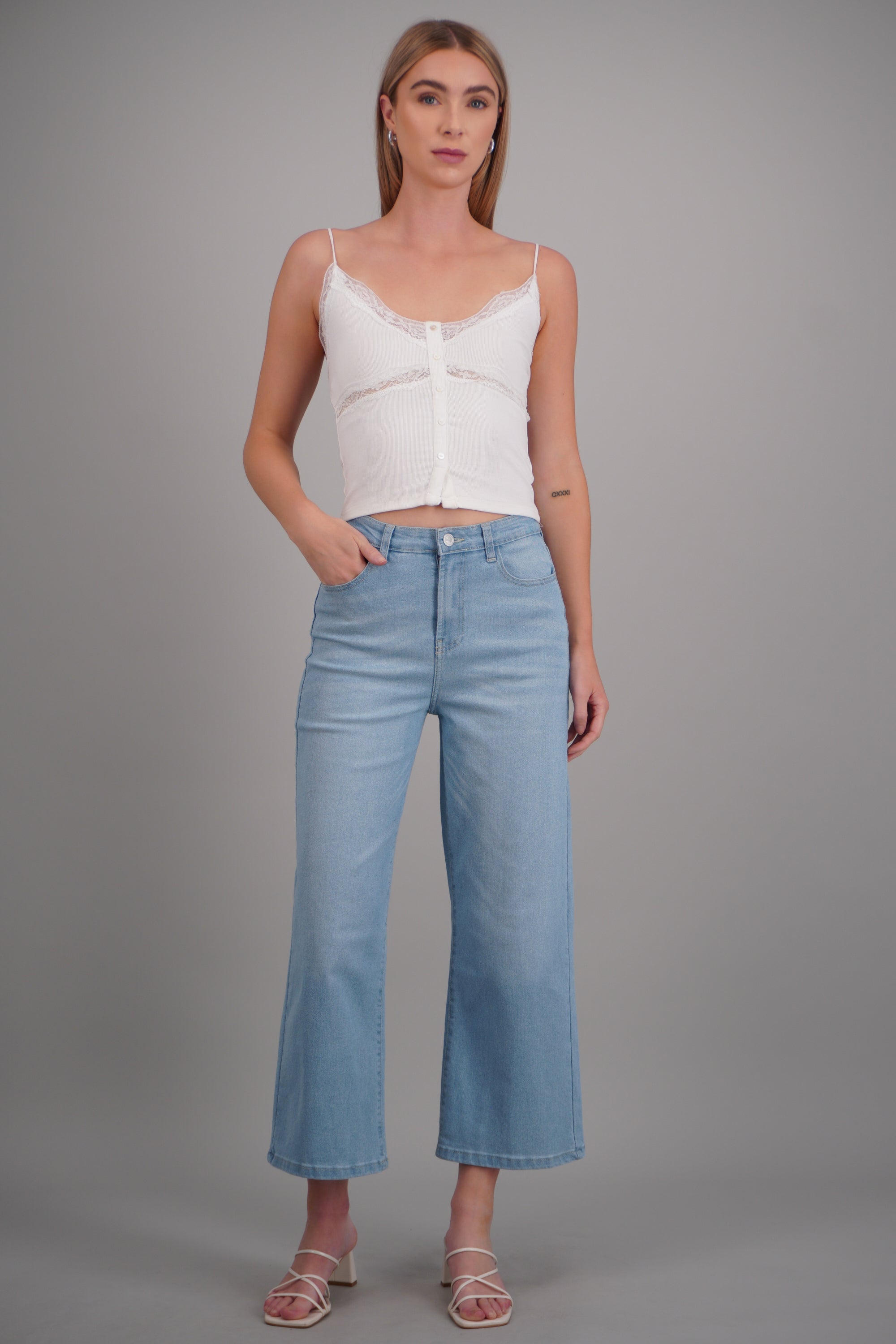 Jeans cropped amplio MEDIUM WASH