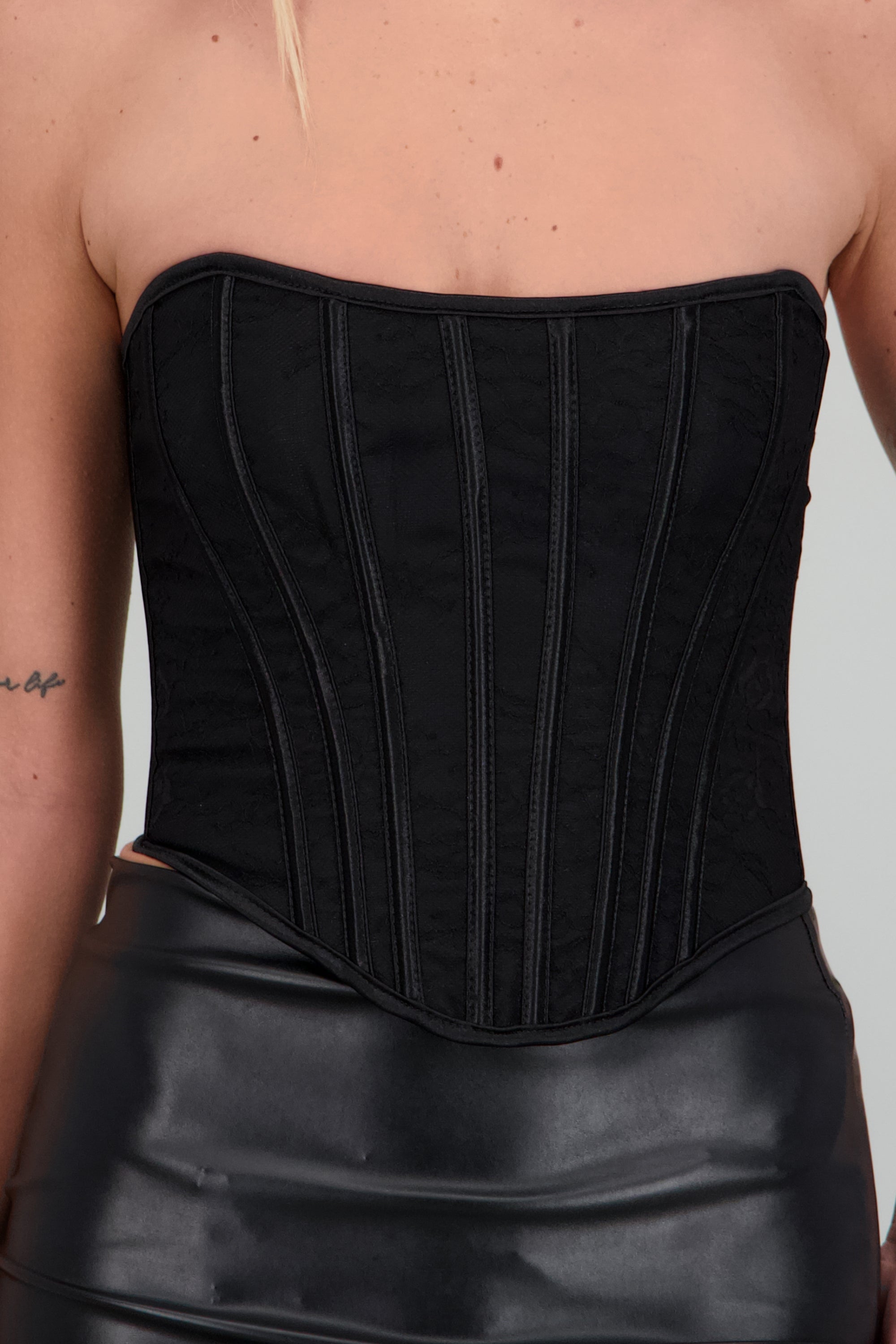 Corste con varillas strapless detalle amarre NEGRO