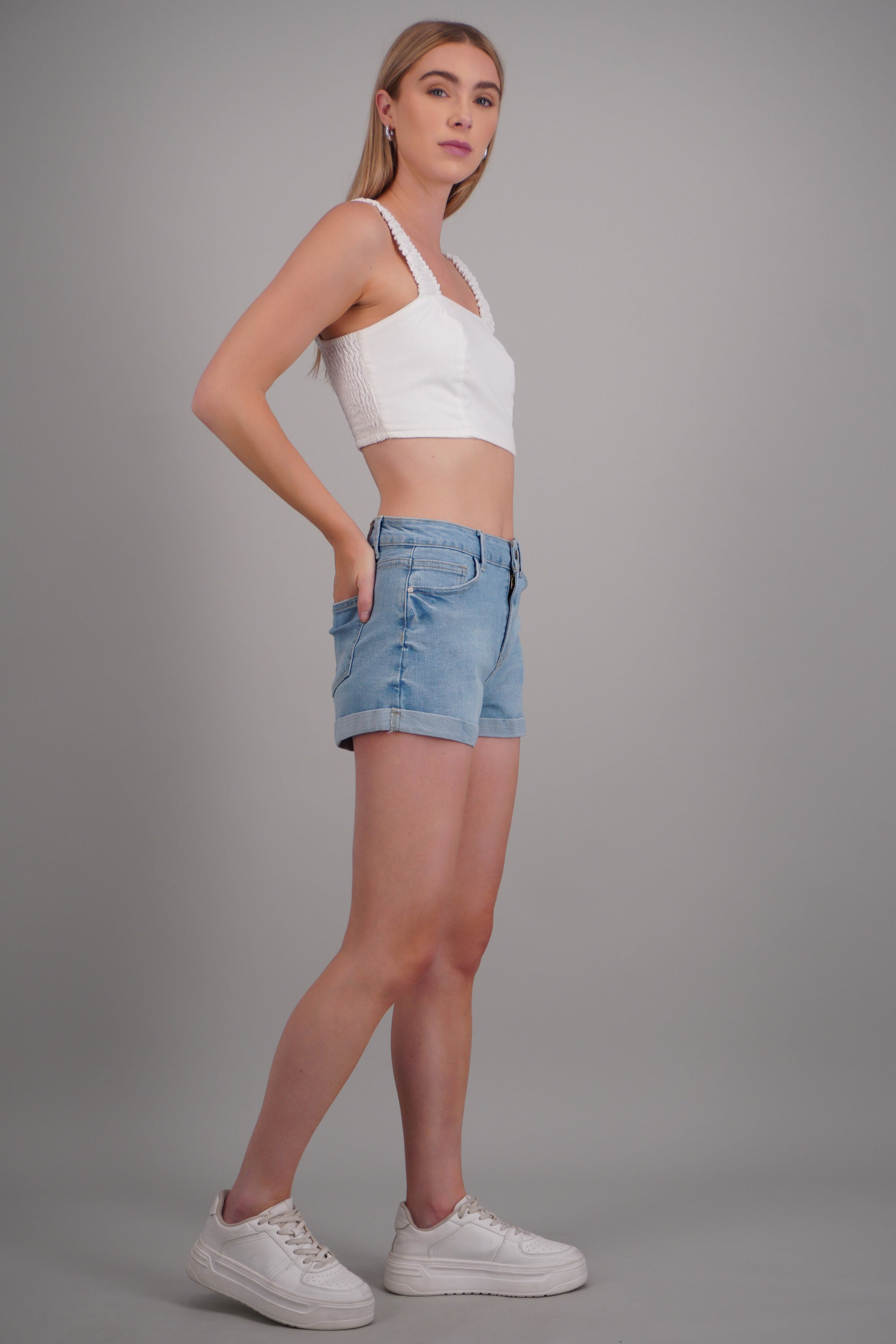 Short dobladillo BLEACHED