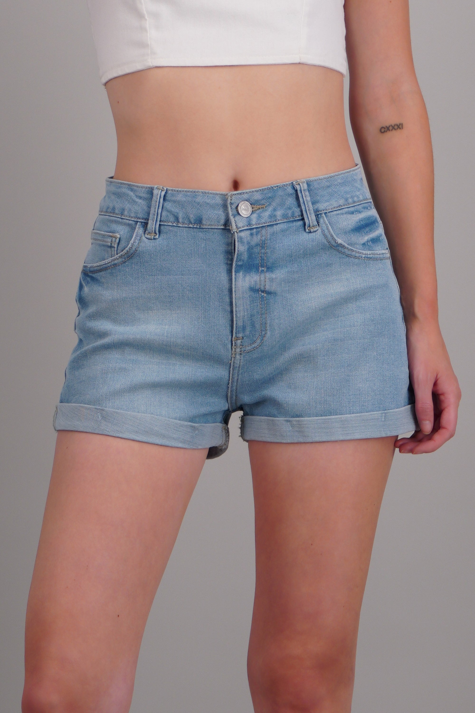 Short dobladillo BLEACHED