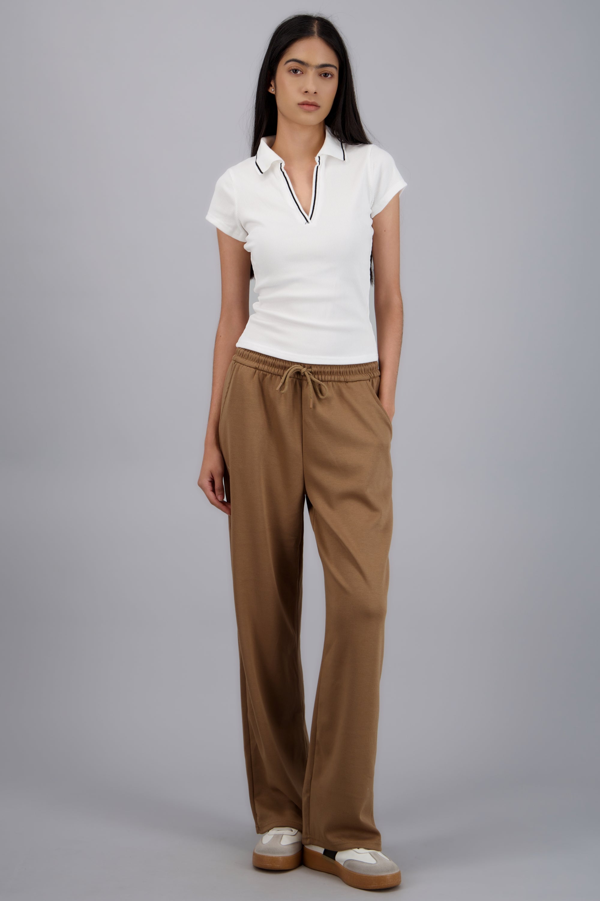 Pants lisos con bolsas CHOCOLATE