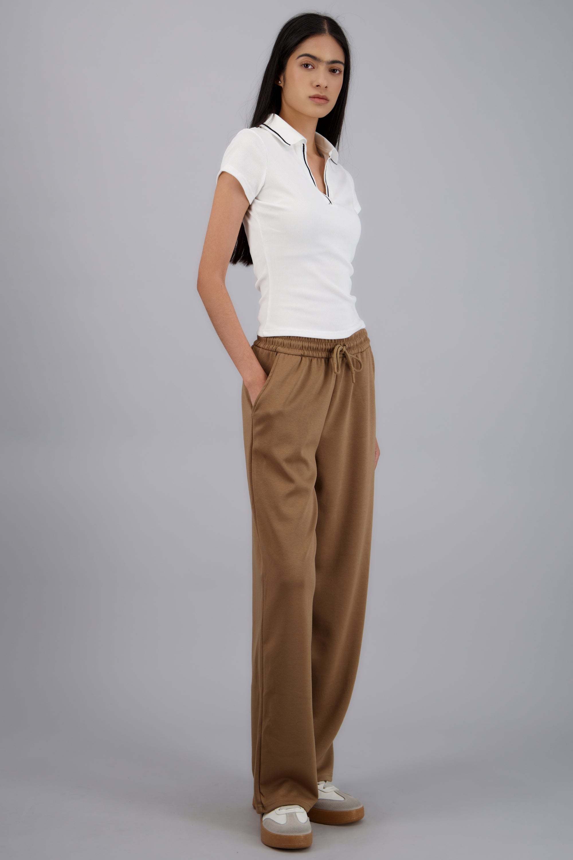 Pants lisos con bolsas CHOCOLATE
