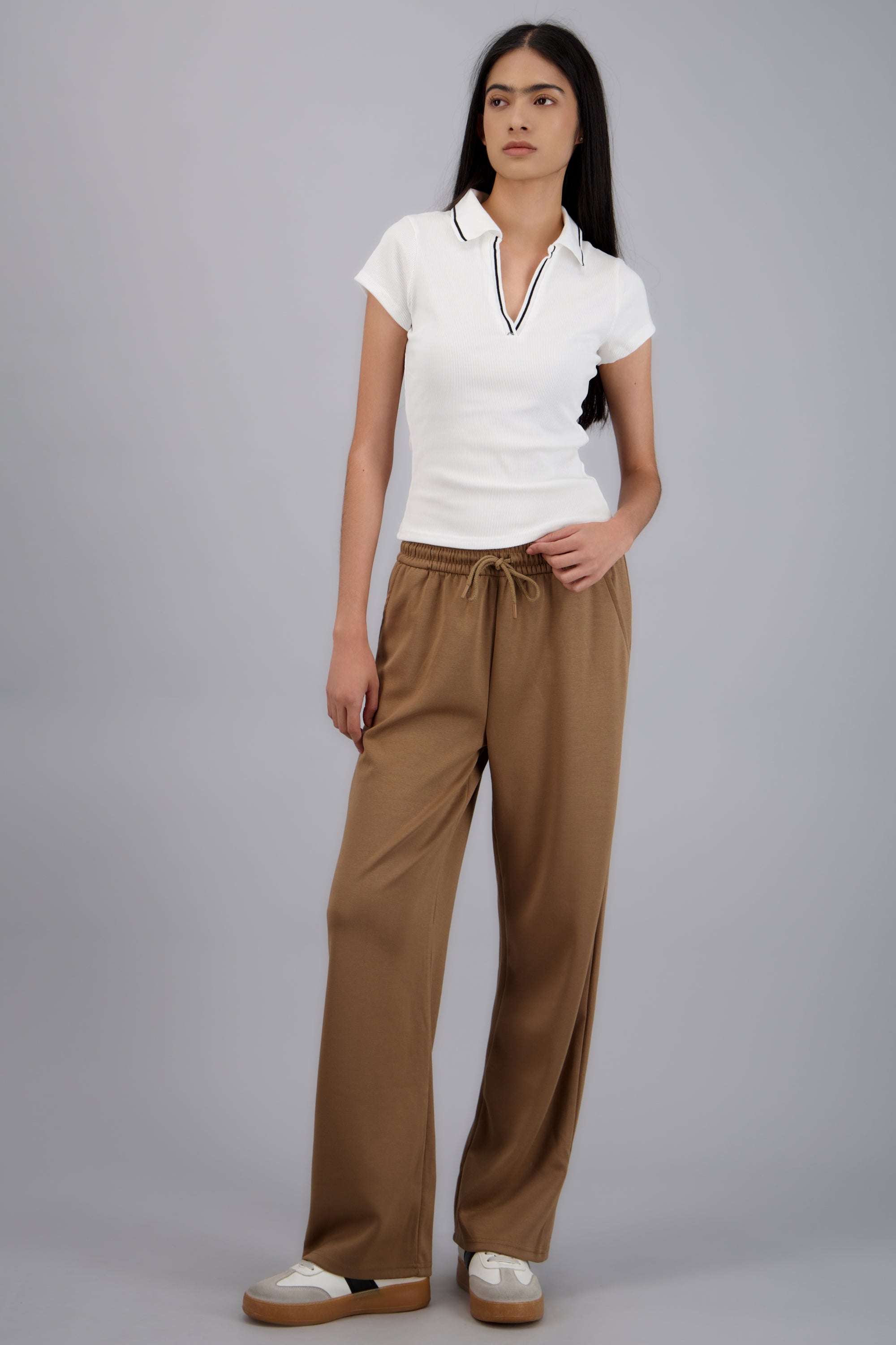 Pants lisos con bolsas CHOCOLATE