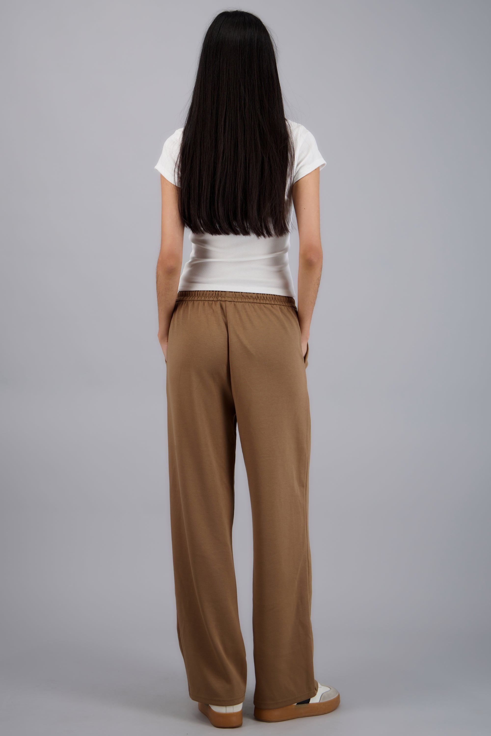 Pants lisos con bolsas CHOCOLATE