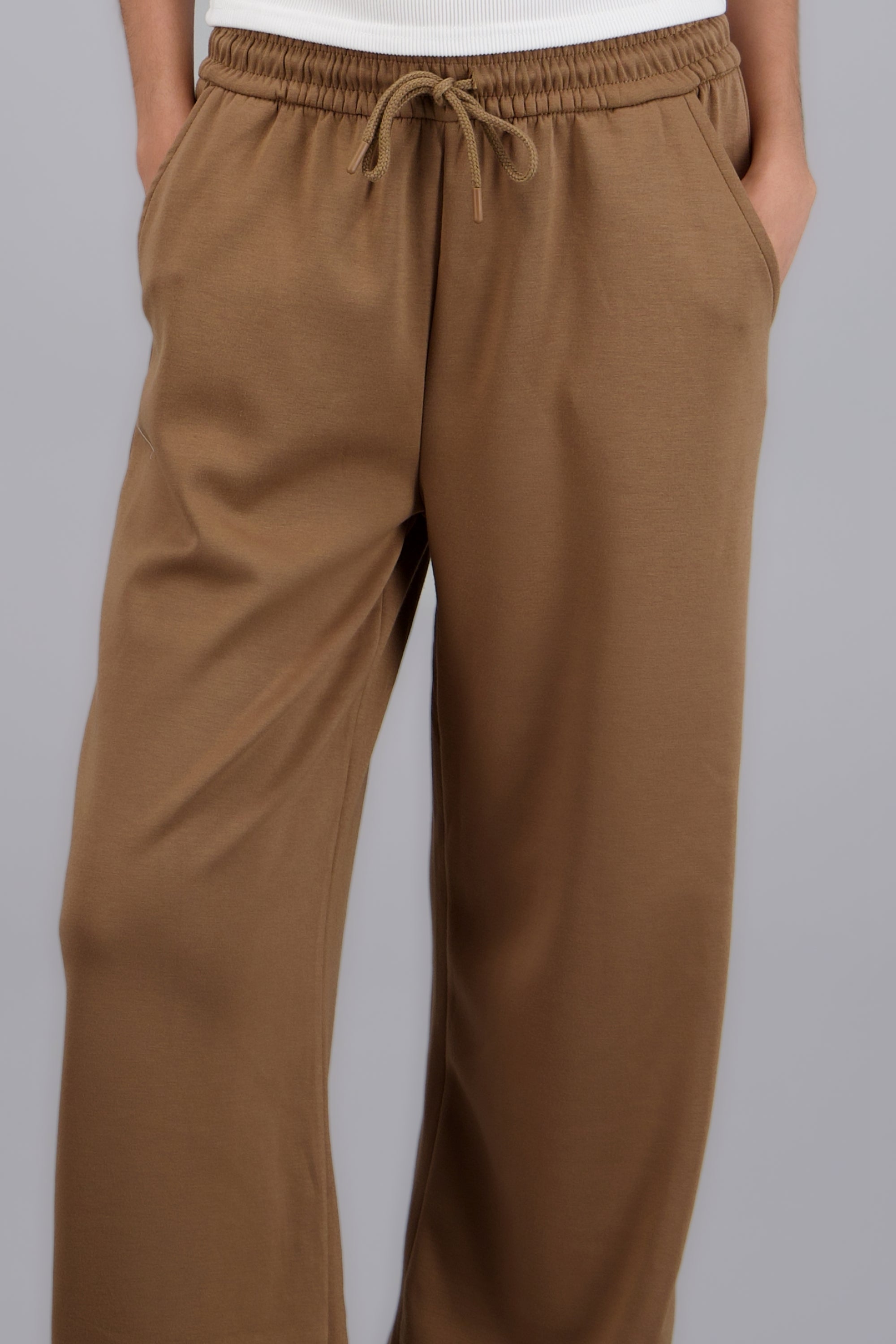 Pants lisos con bolsas CHOCOLATE
