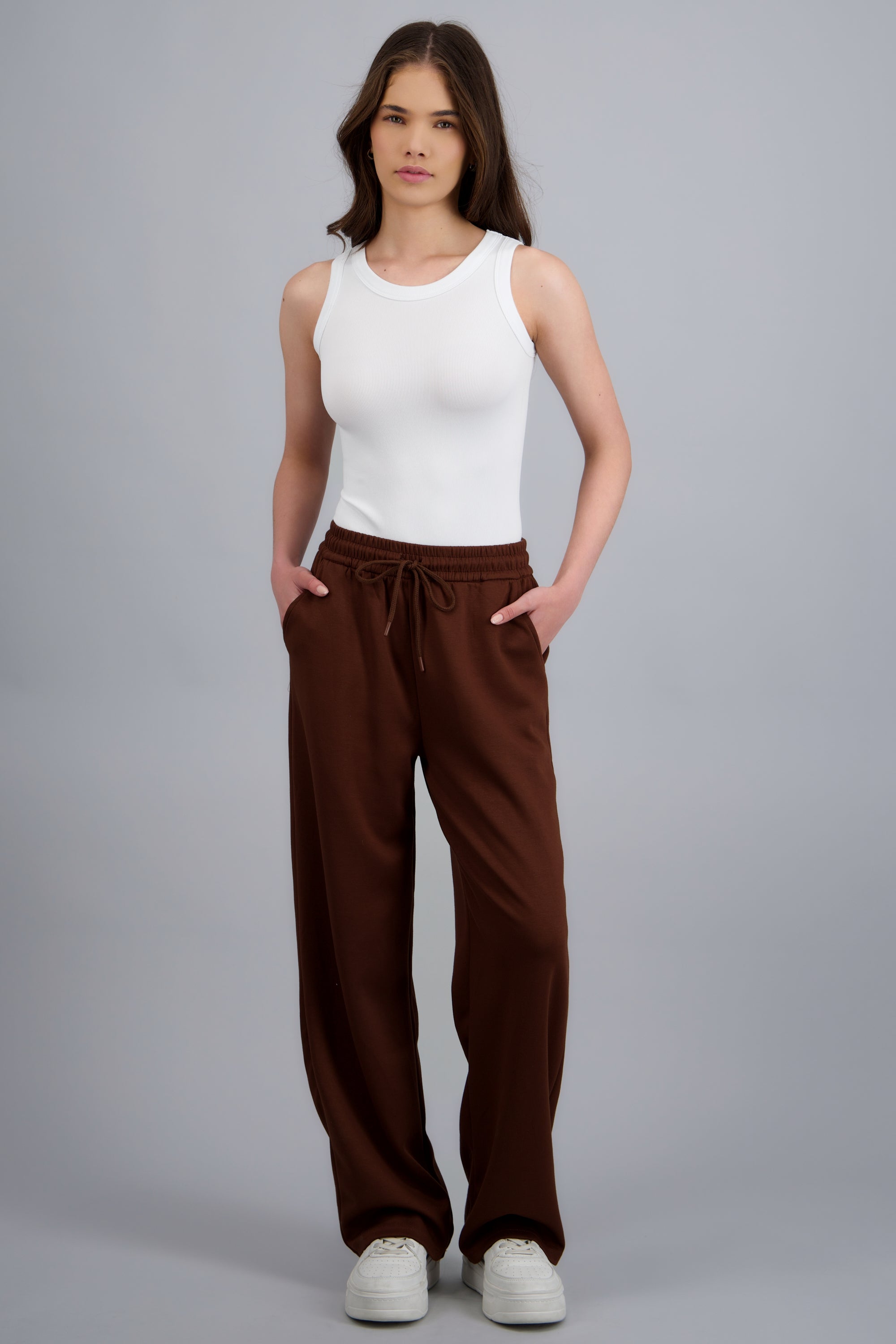 Pants lisos con bolsas CAFE OBSCURO