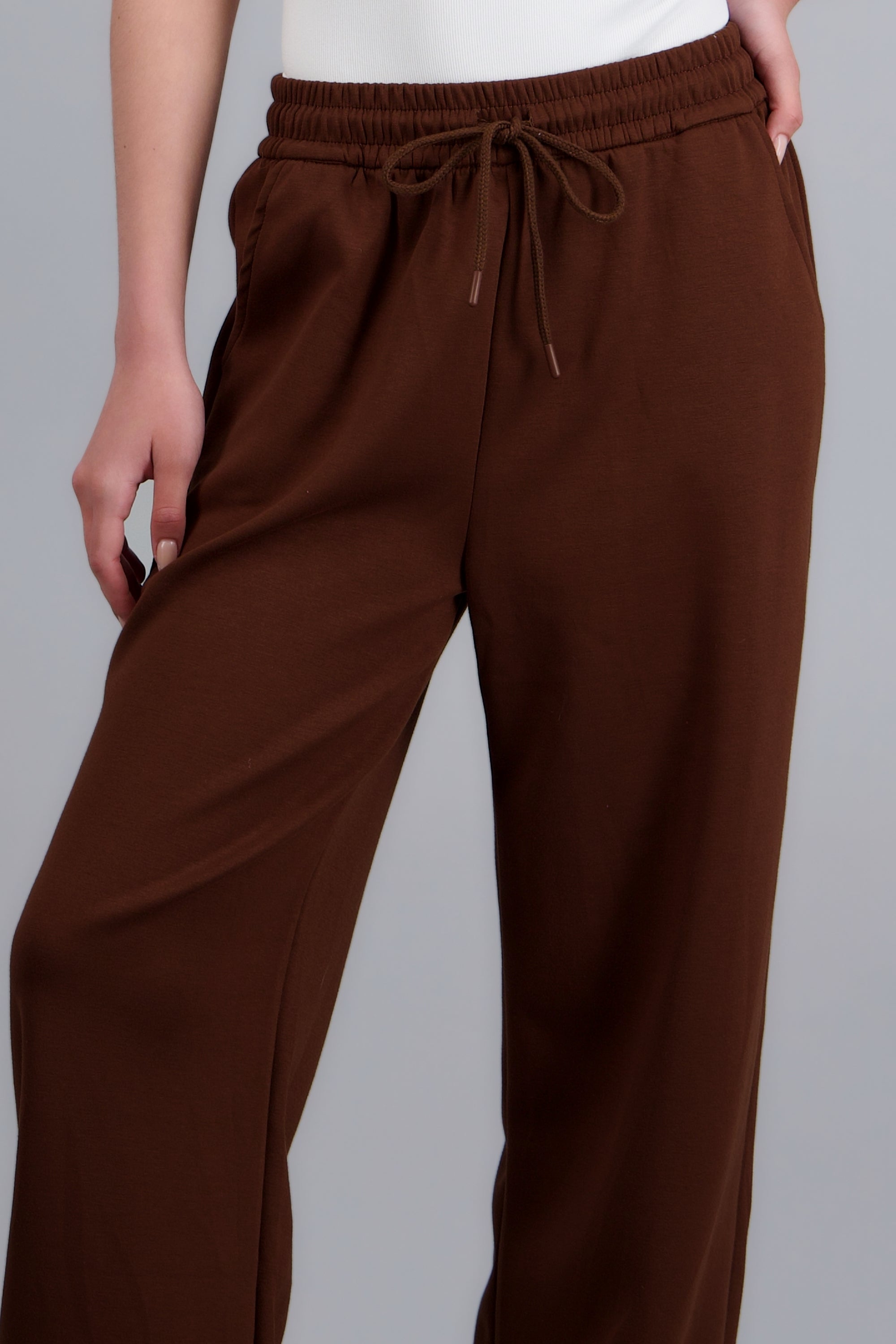 Pants lisos con bolsas CAFE OBSCURO
