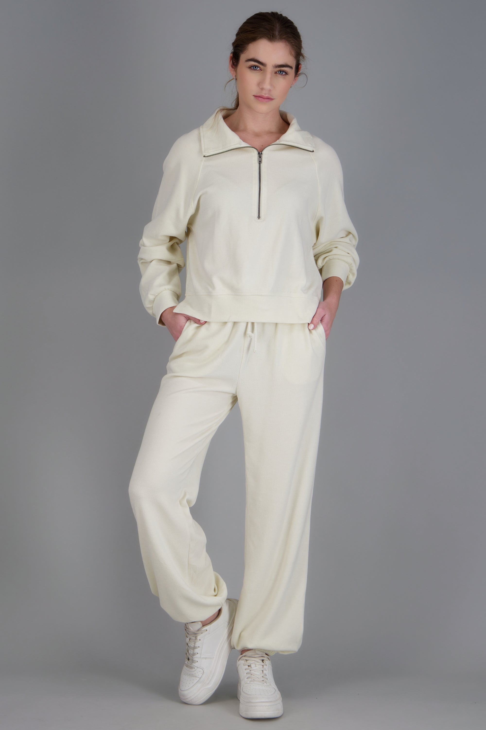 Joggers detalle resorte tacto suave CREMA