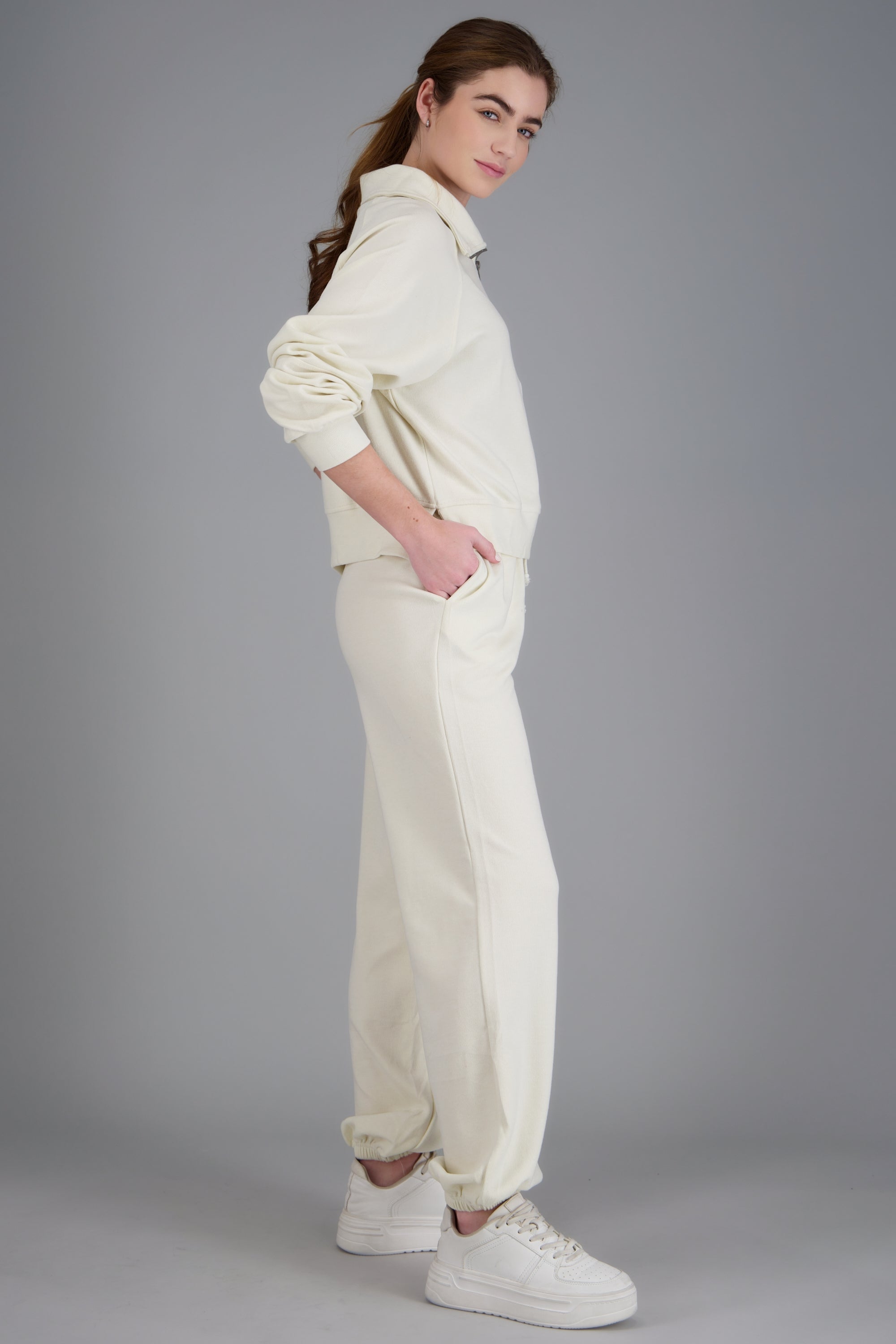 Joggers detalle resorte tacto suave CREMA