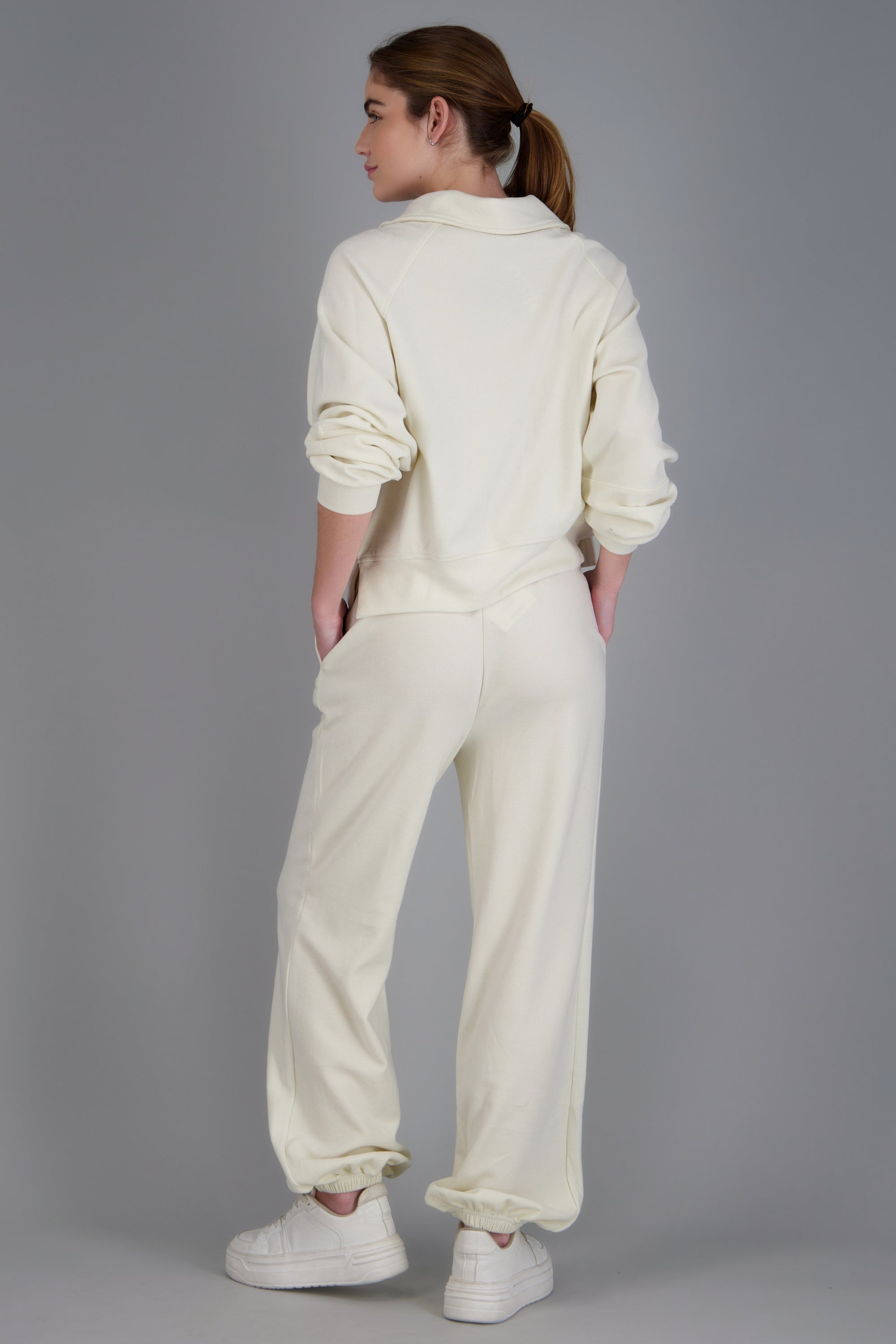 Joggers detalle resorte tacto suave CREMA