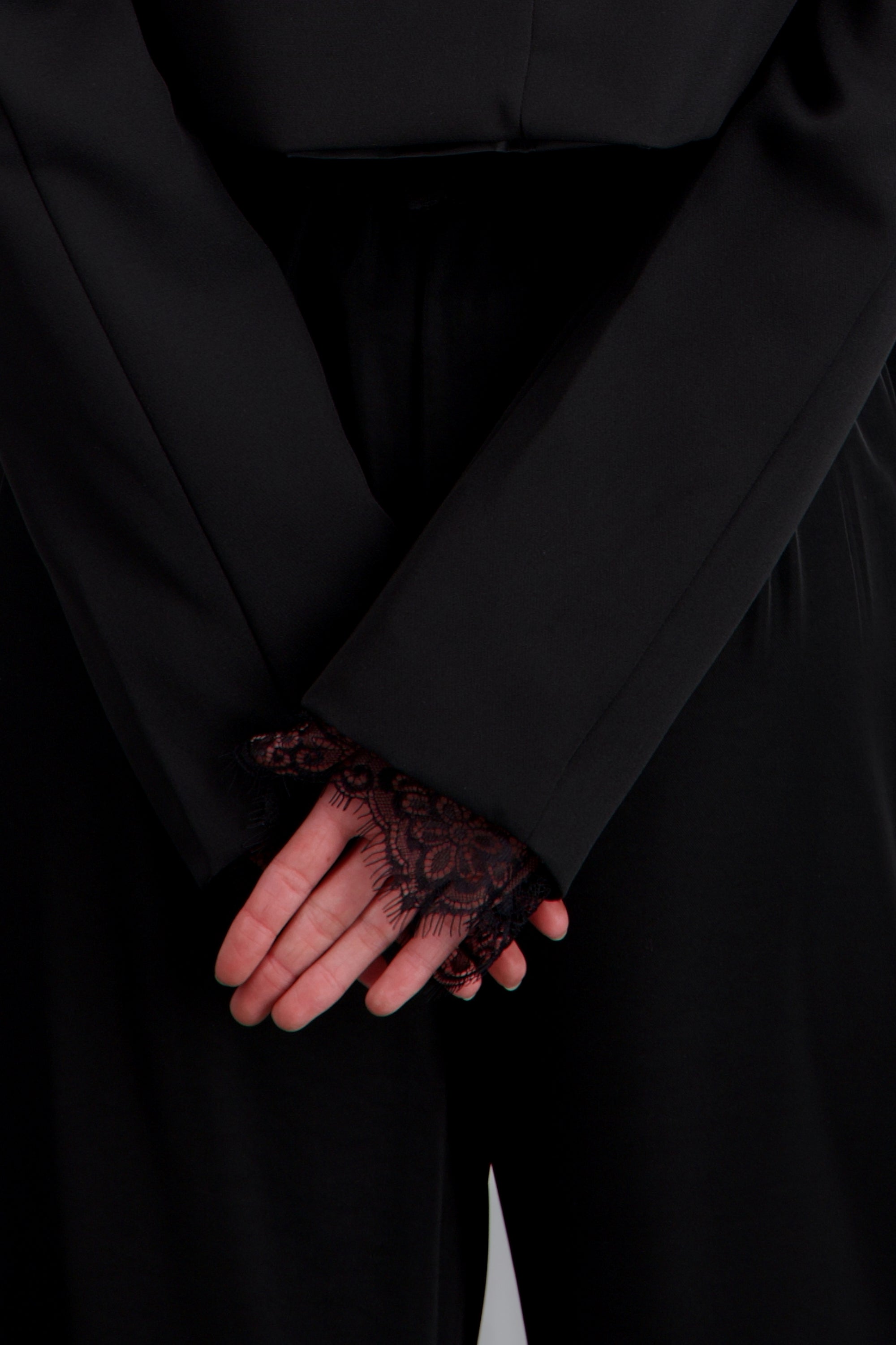 Saco crop con terminacion de encaje NEGRO