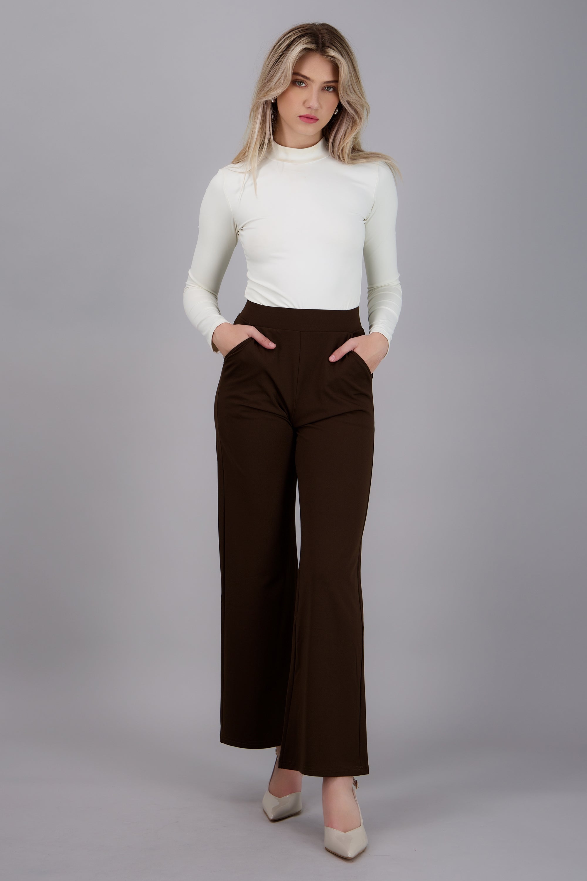 Pantalon liso con bolsas CHOCOLATE