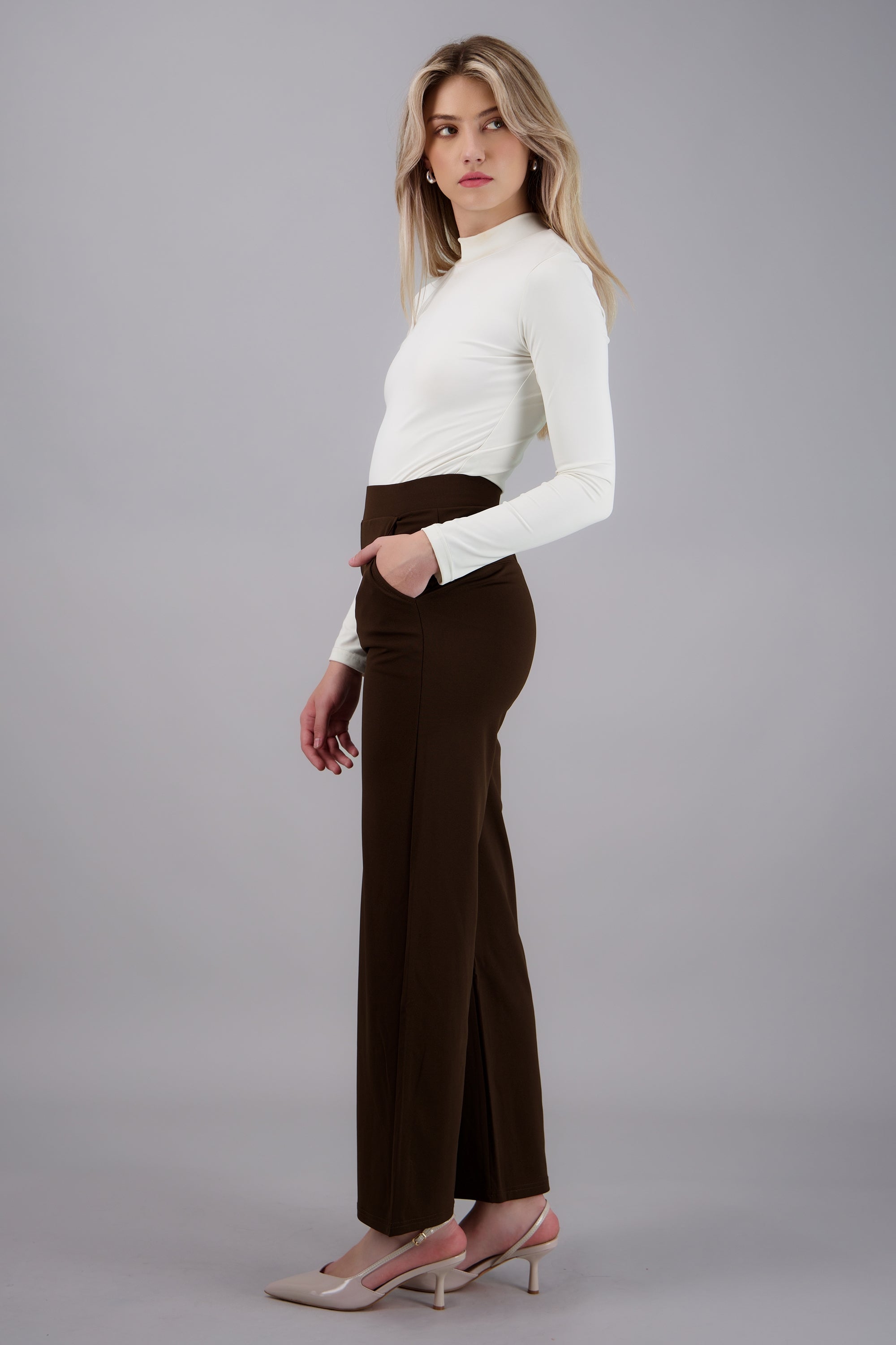 Pantalon liso con bolsas CHOCOLATE