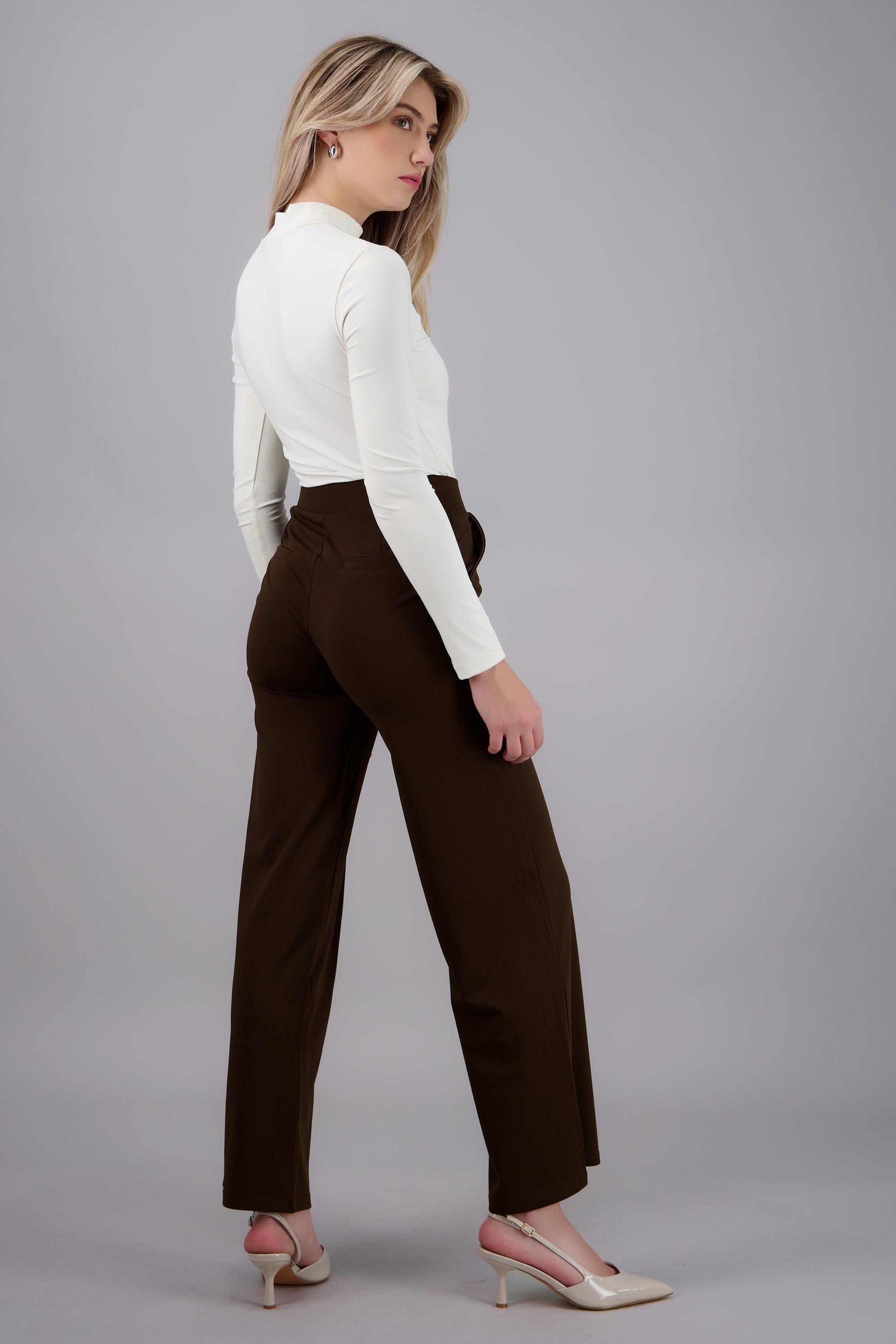 Pantalon liso con bolsas CHOCOLATE