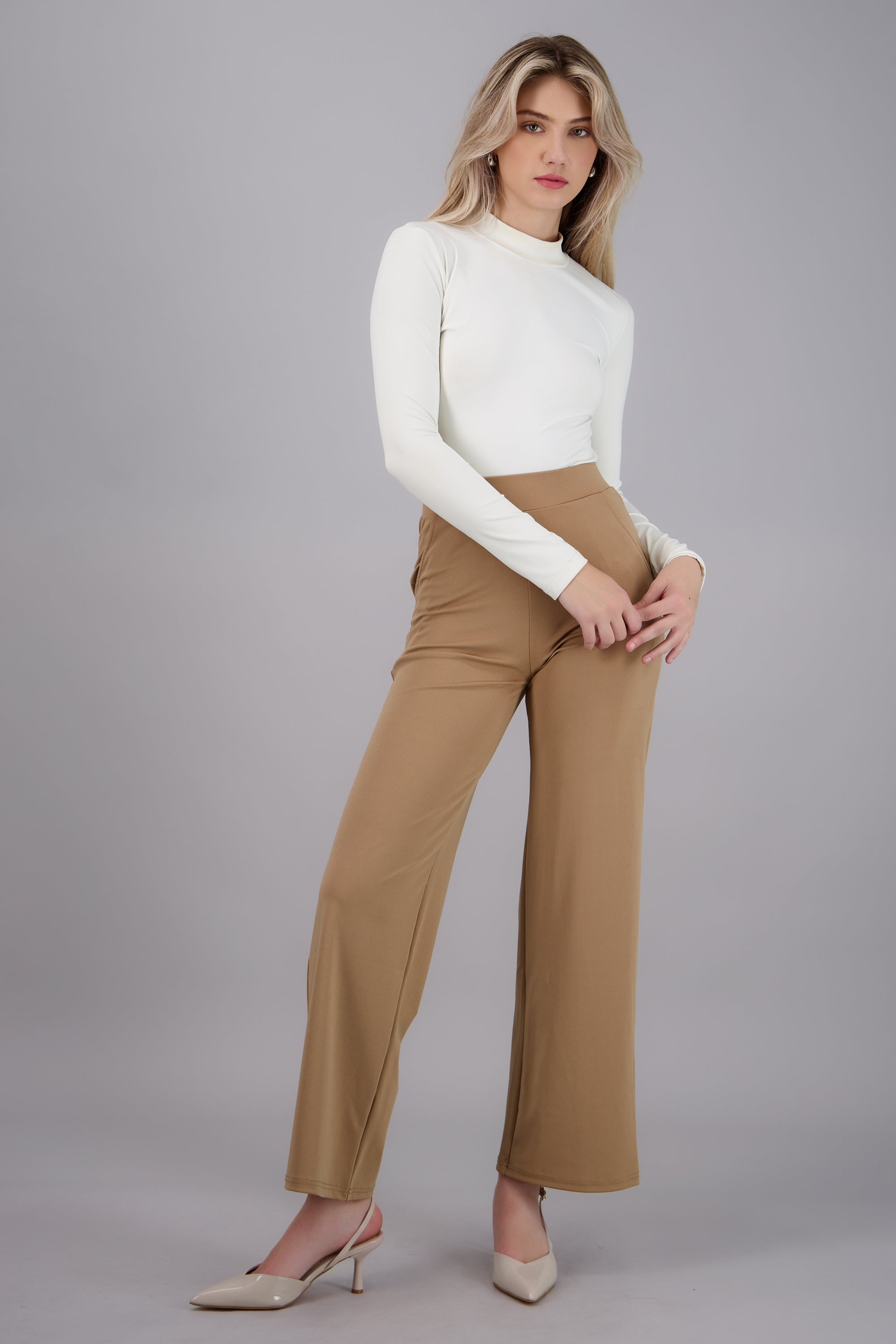 Pantalon liso con bolsas KHAKI