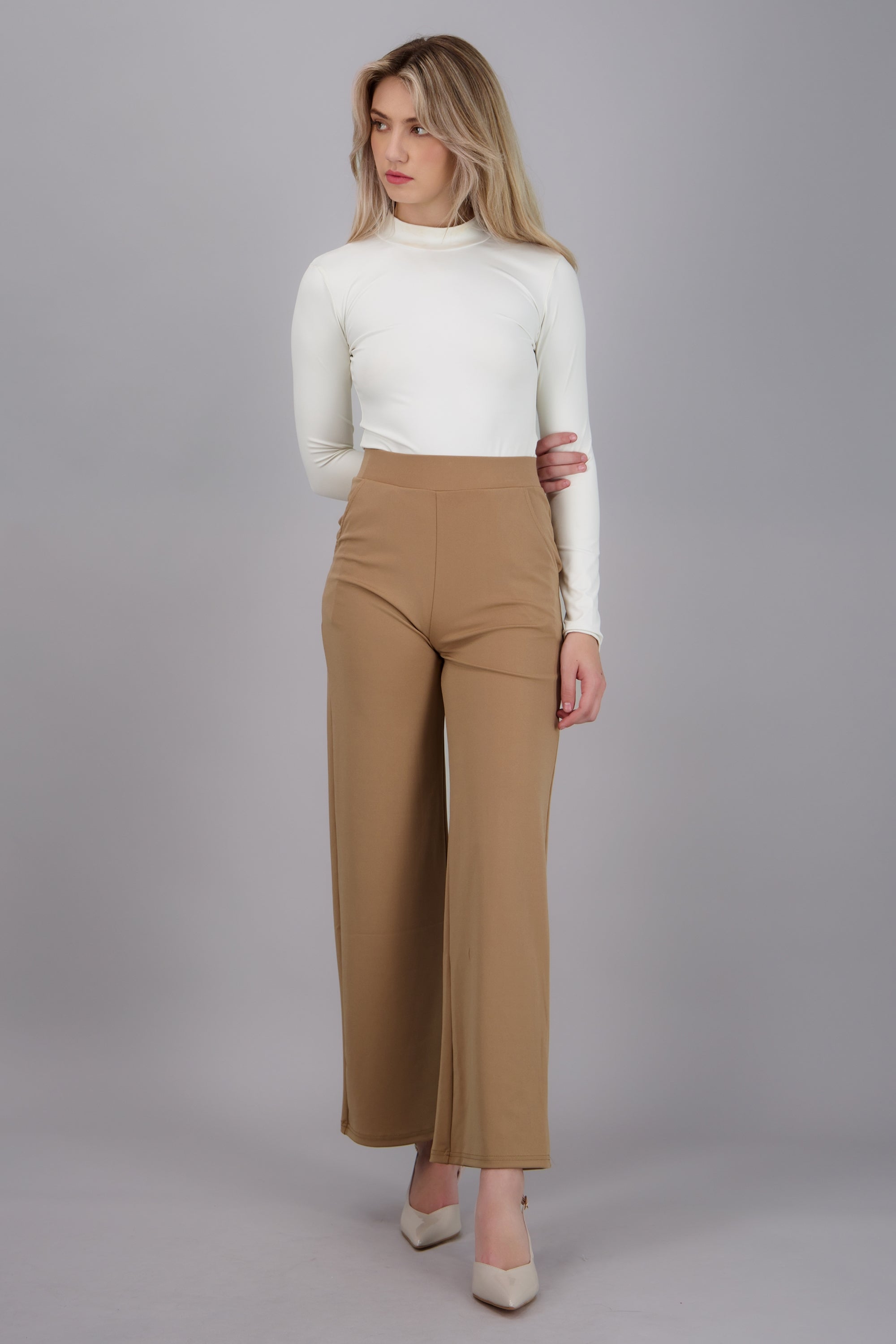 Pantalon liso con bolsas KHAKI
