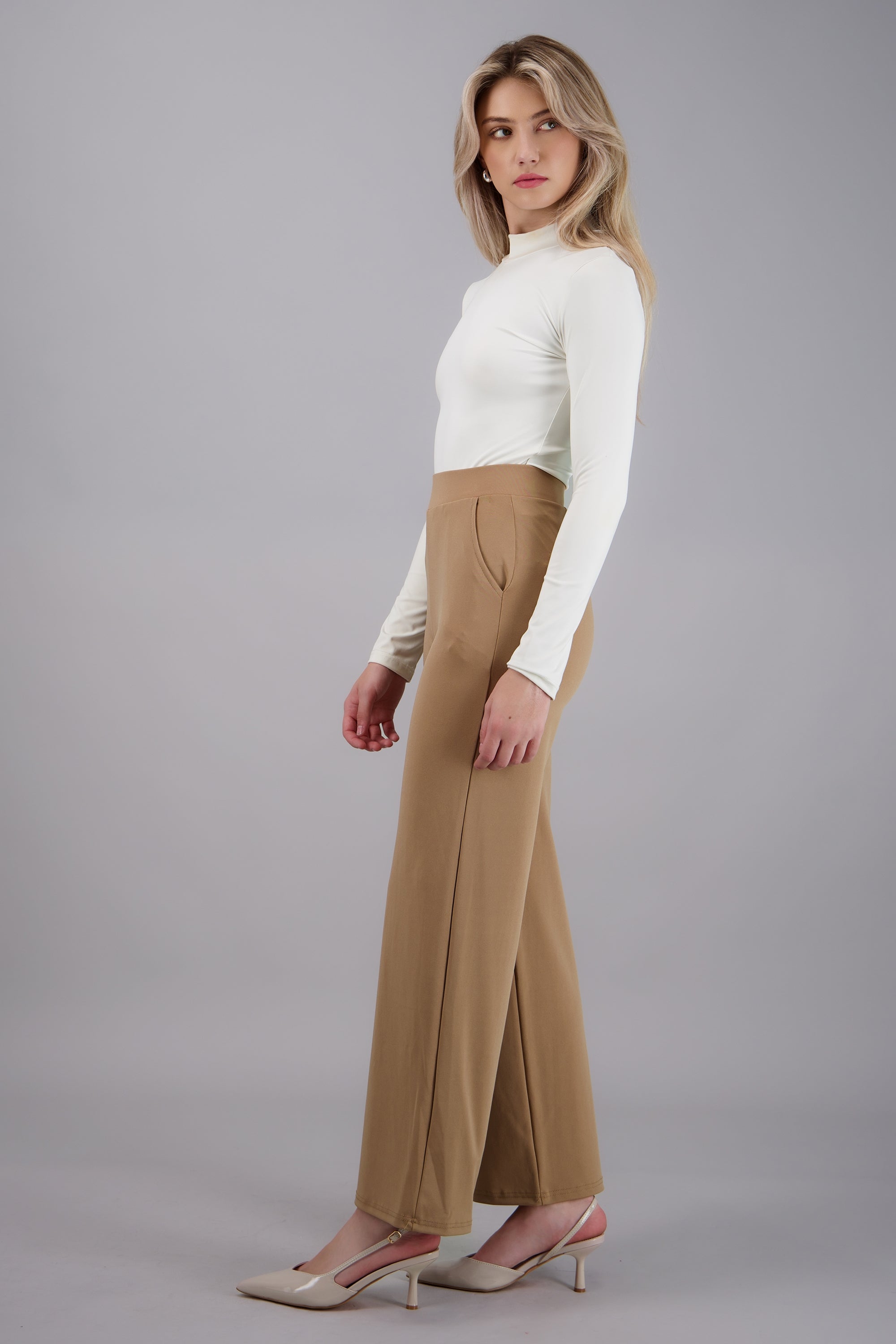 Pantalon liso con bolsas KHAKI