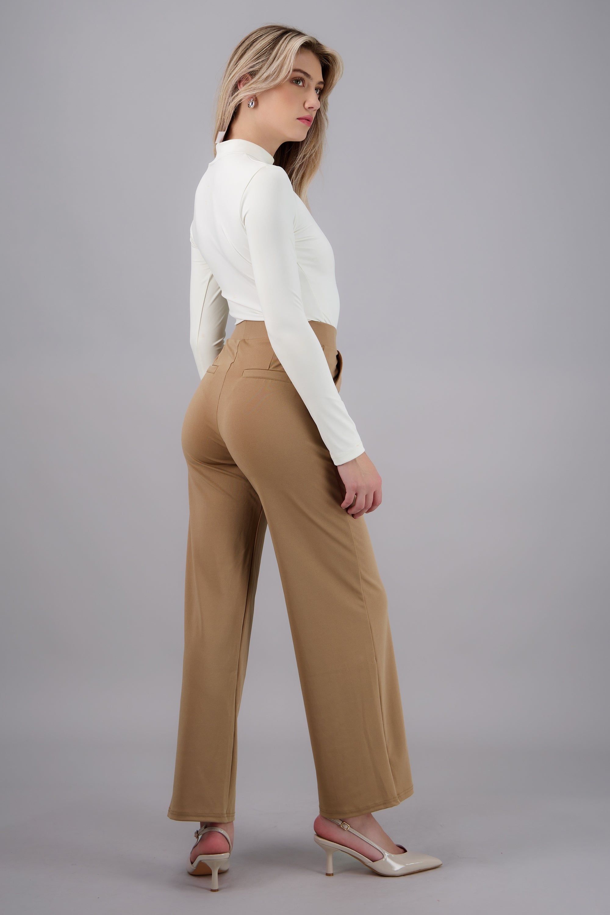 Pantalon liso con bolsas KHAKI