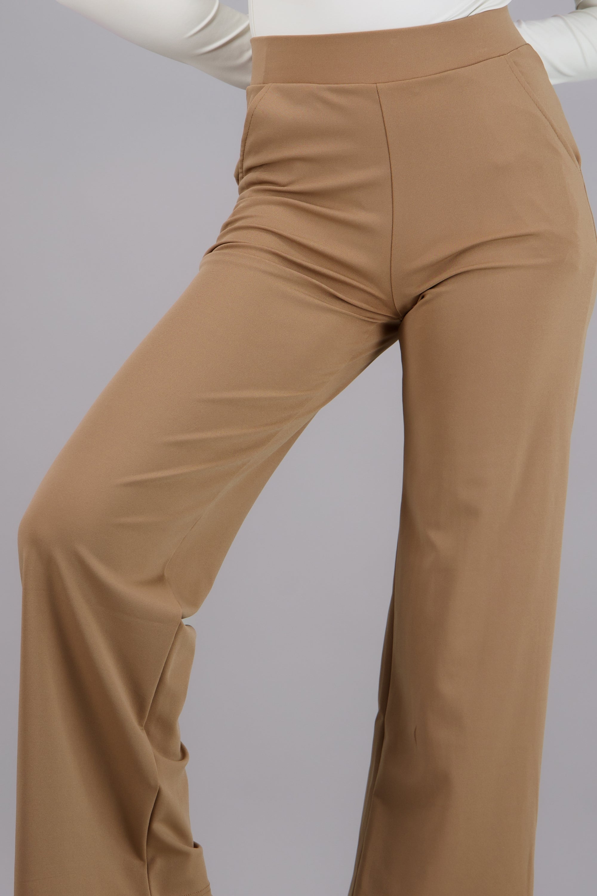 Pantalon liso con bolsas KHAKI