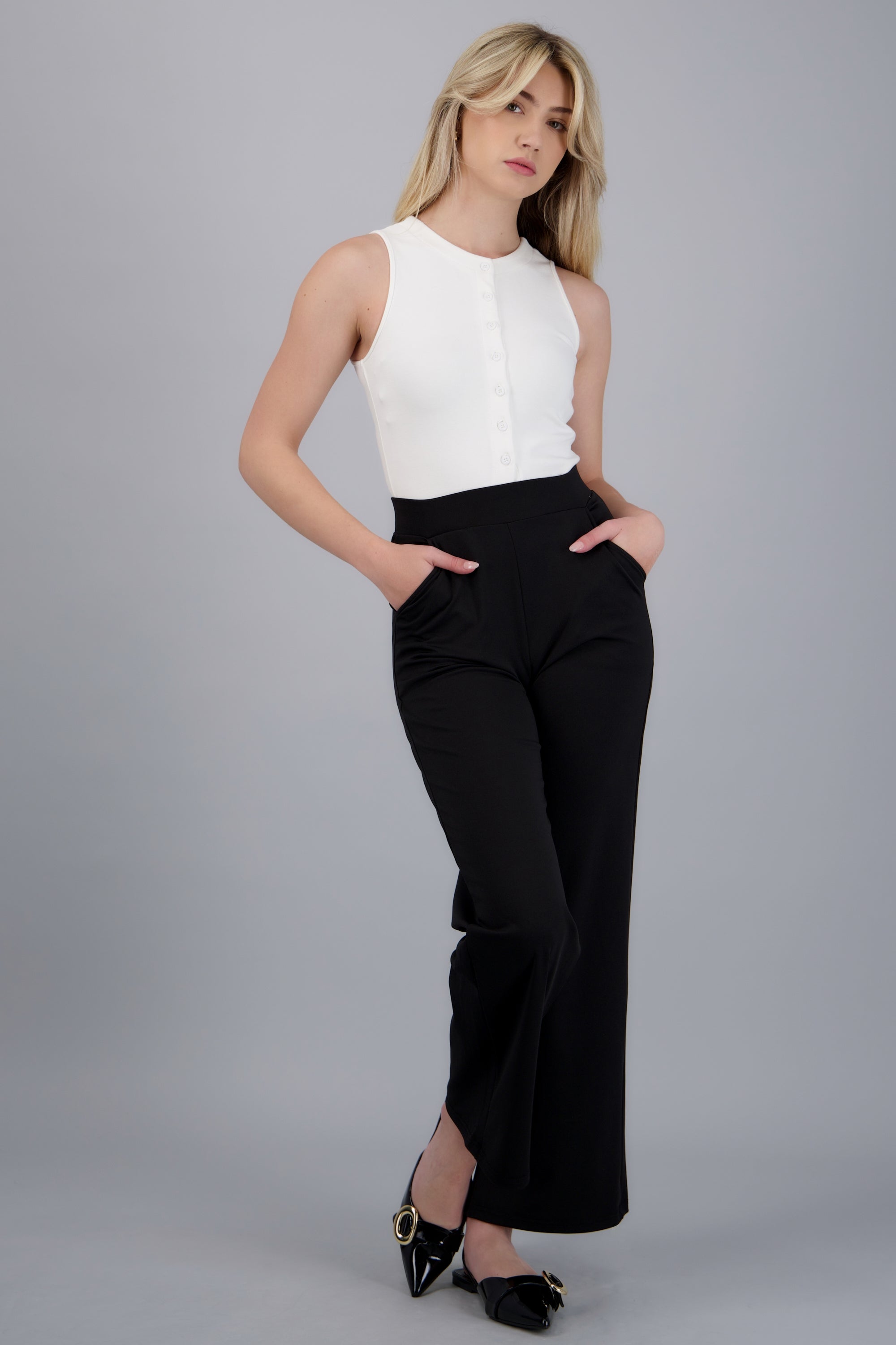 Pantalon liso con bolsas NEGRO