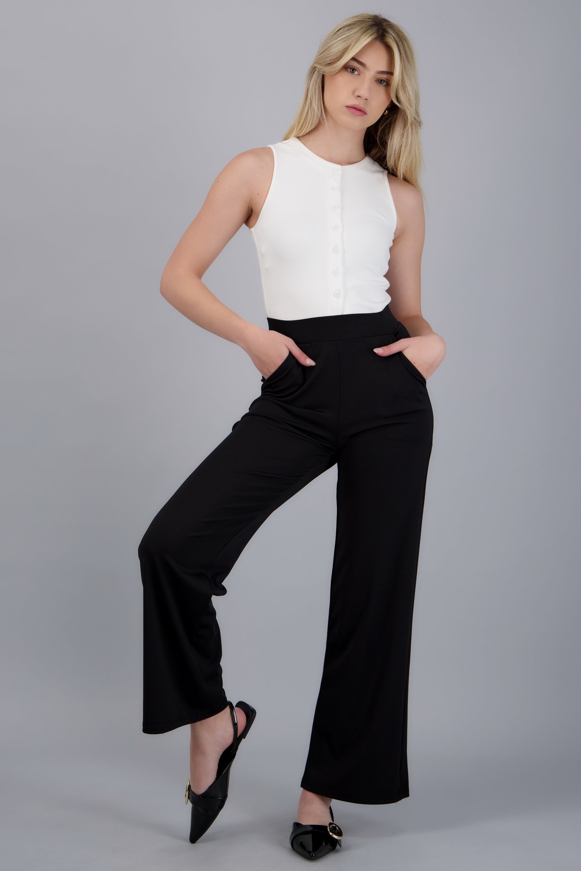 Pantalon liso con bolsas NEGRO