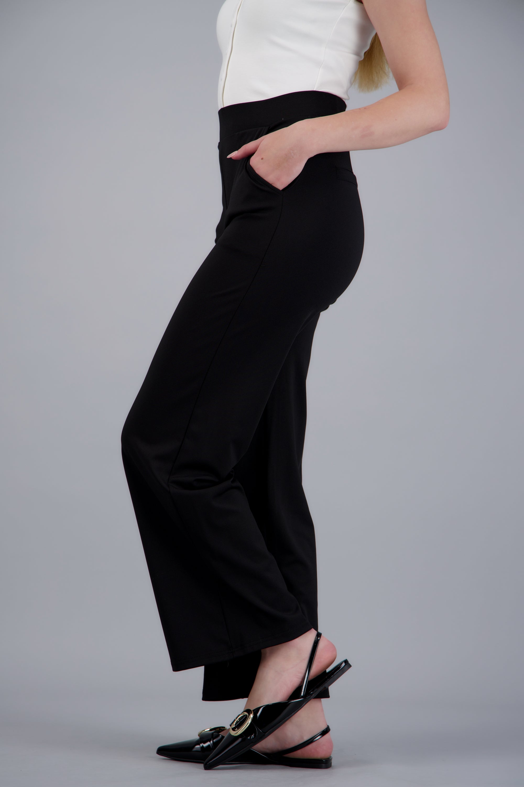 Pantalon liso con bolsas NEGRO