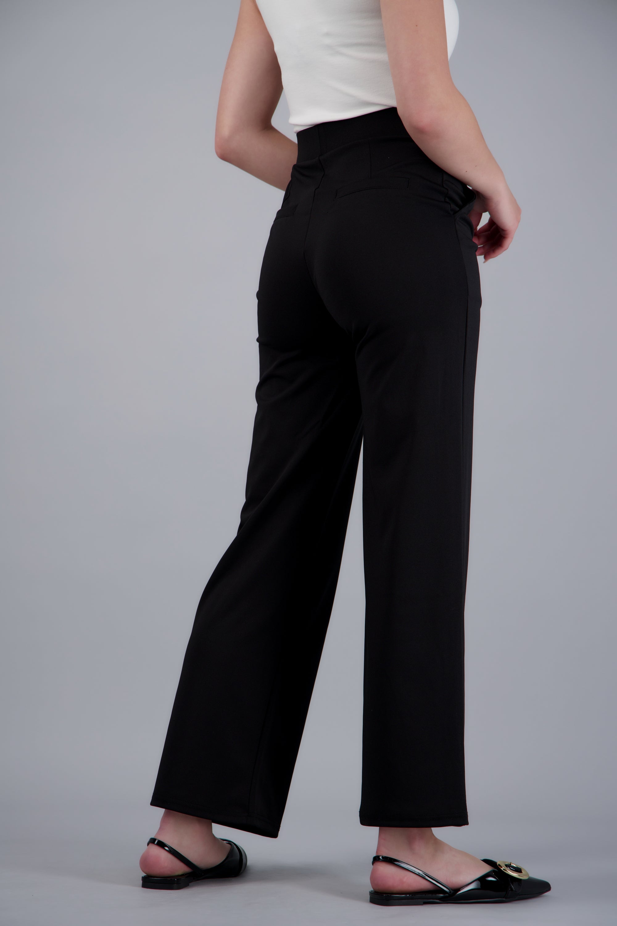 Pantalon liso con bolsas NEGRO