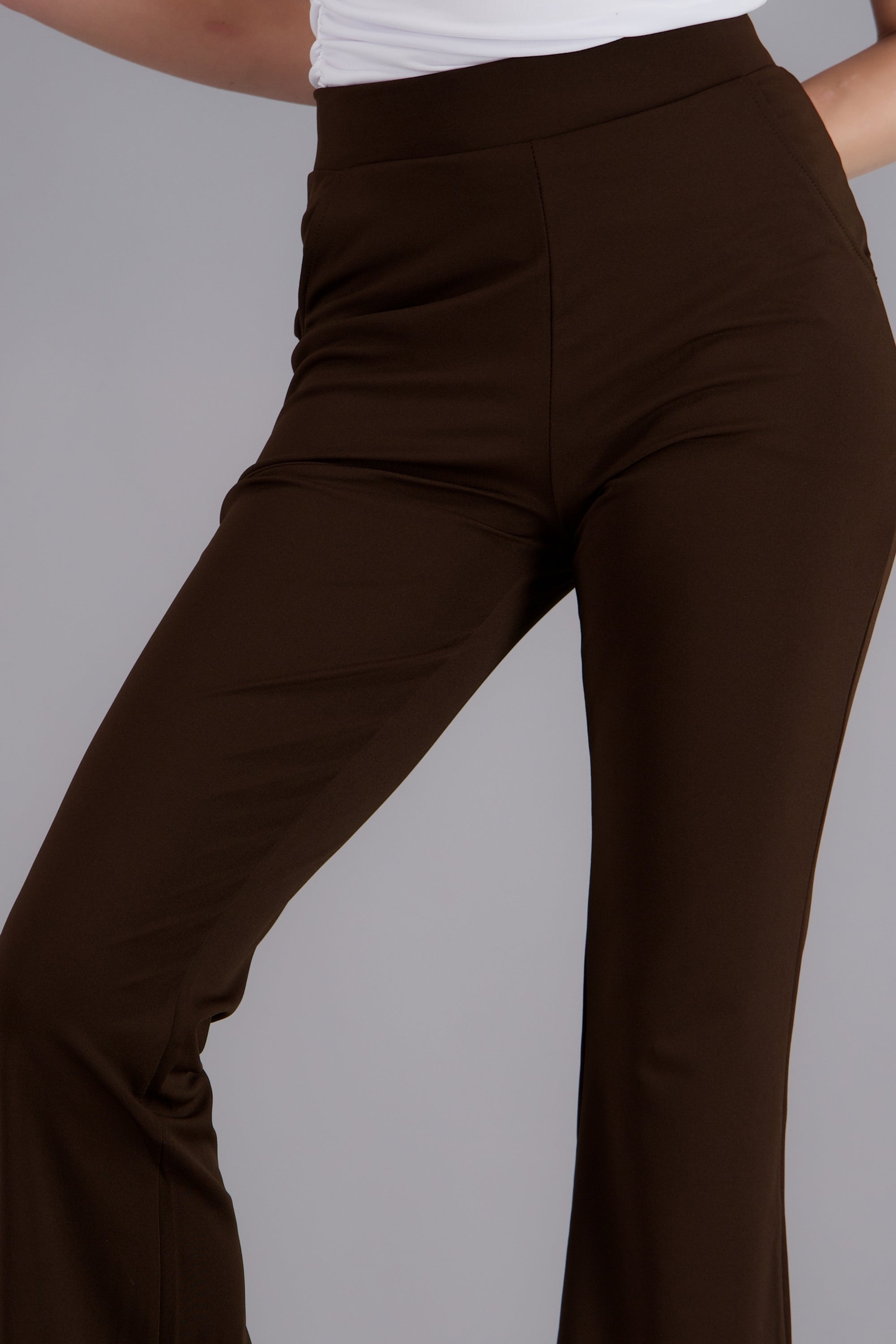 Pantalon liso acampanado CHOCOLATE